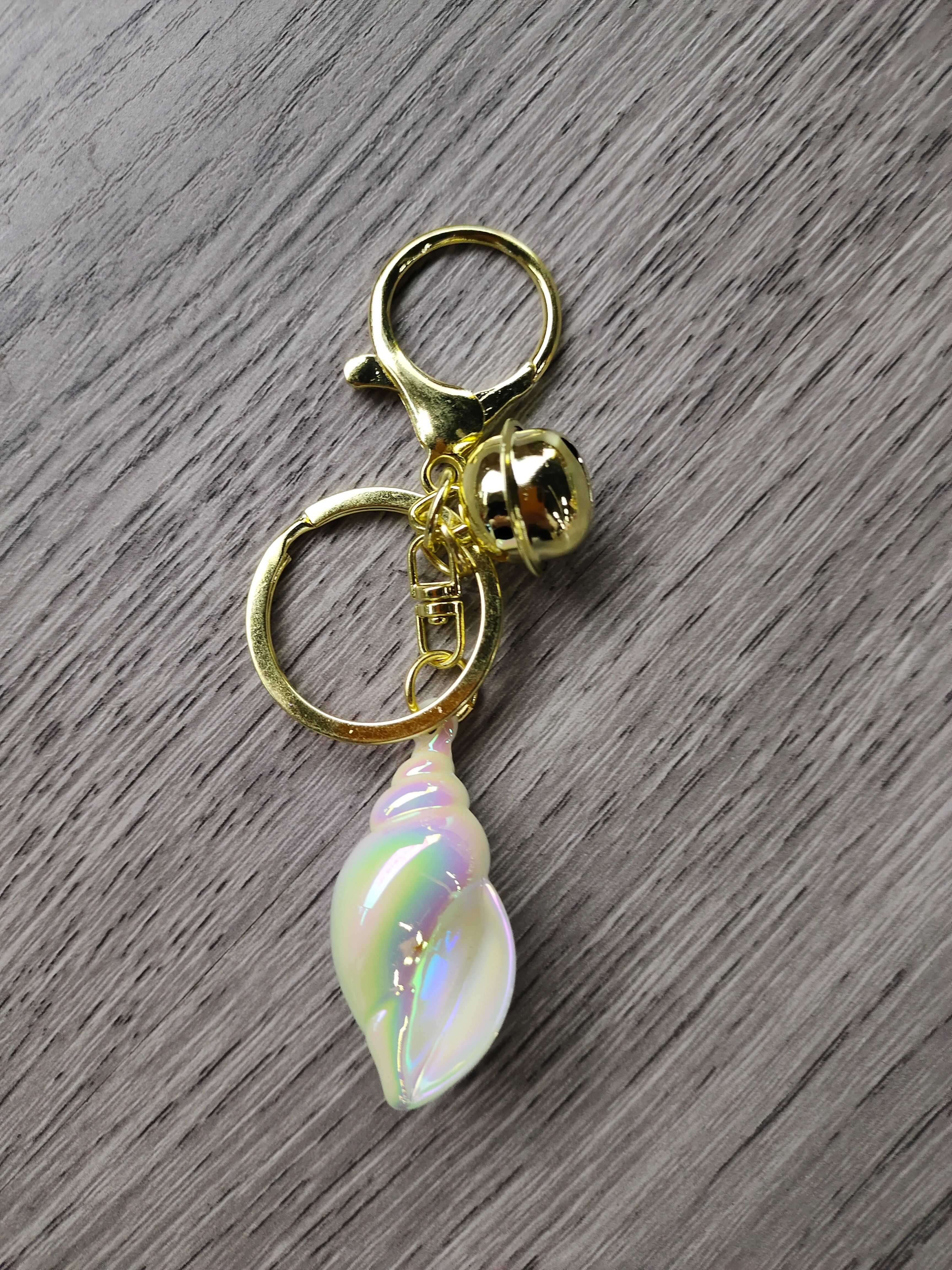 网红电镀炫彩亚克力海螺钥匙扣白