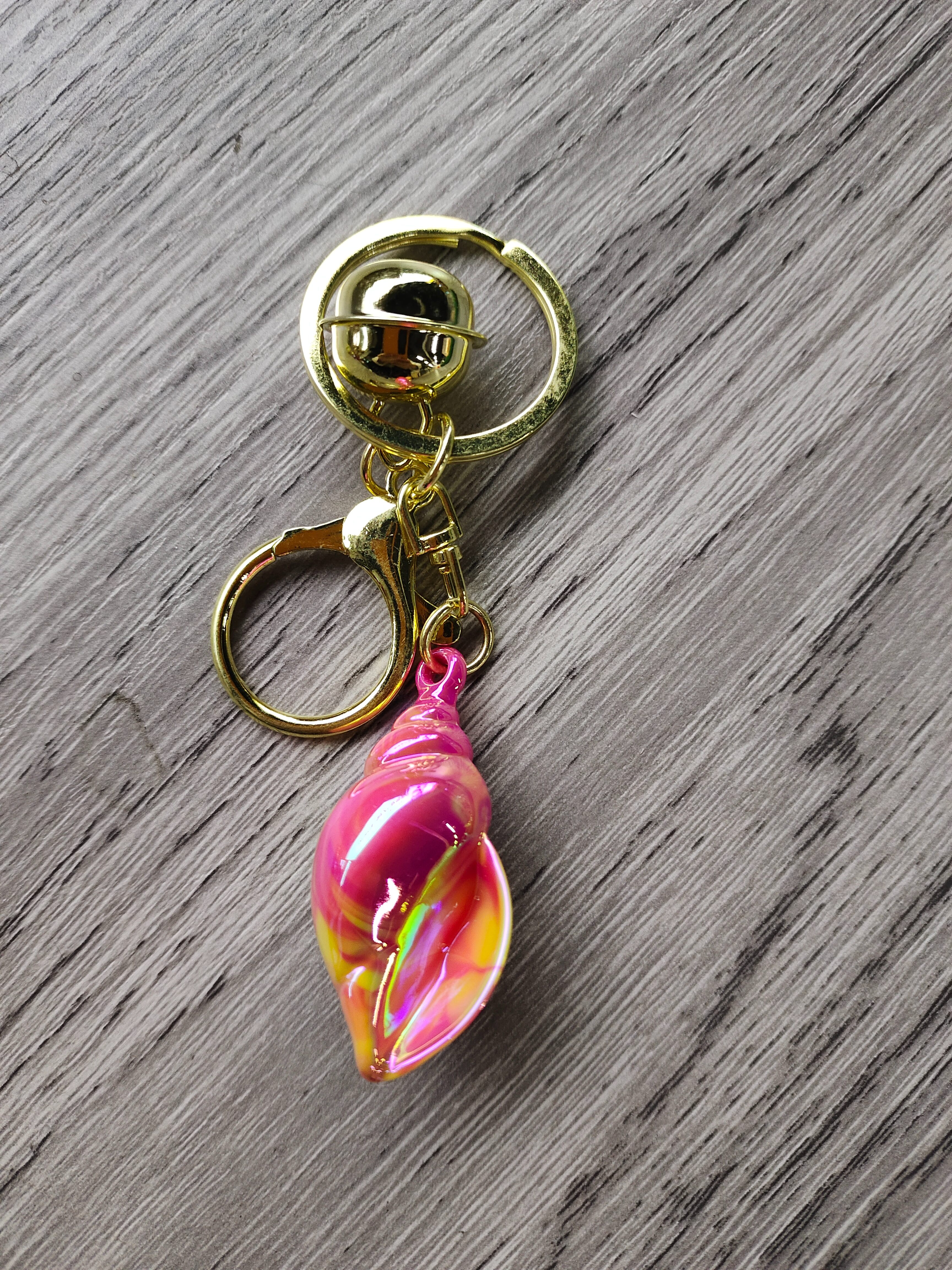 网红电镀炫彩亚克力海螺钥匙扣彩