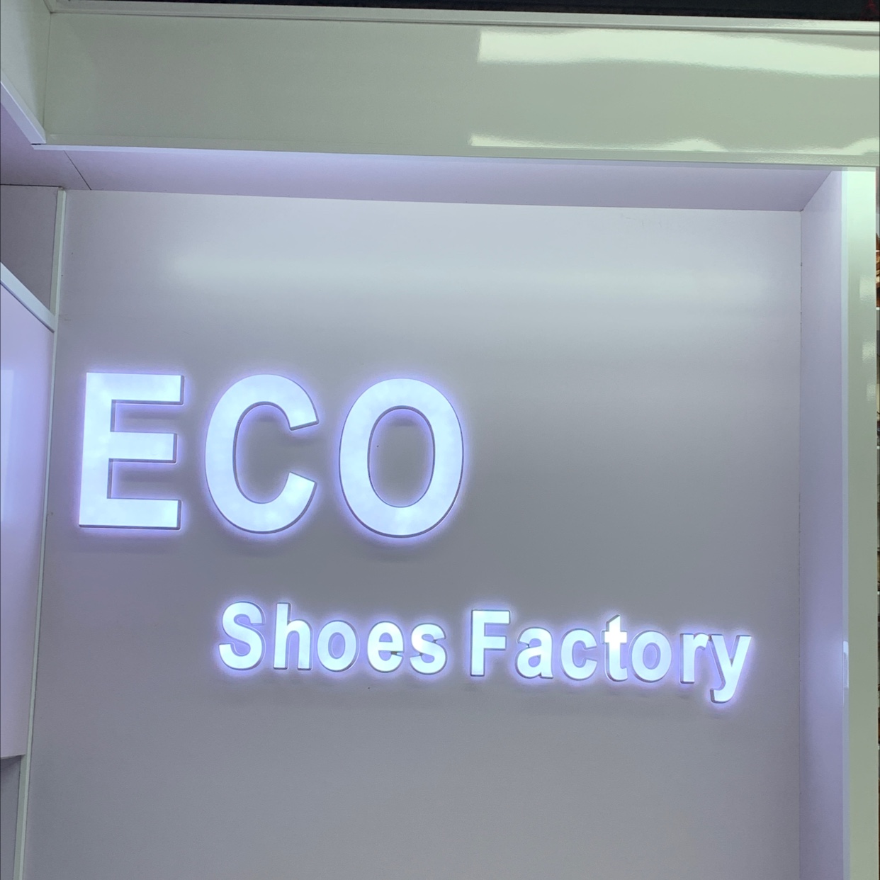 يضحك في مصنع الأحذية ECO Soes Factory describe pic - 4