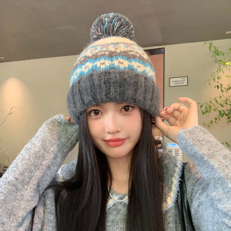 This is a new retro knitted hat for women in winter. It's a Korean style versatile and high-end hooded hat. It's a thickened ear-protecting cold hat for keeping warm Application Scenario