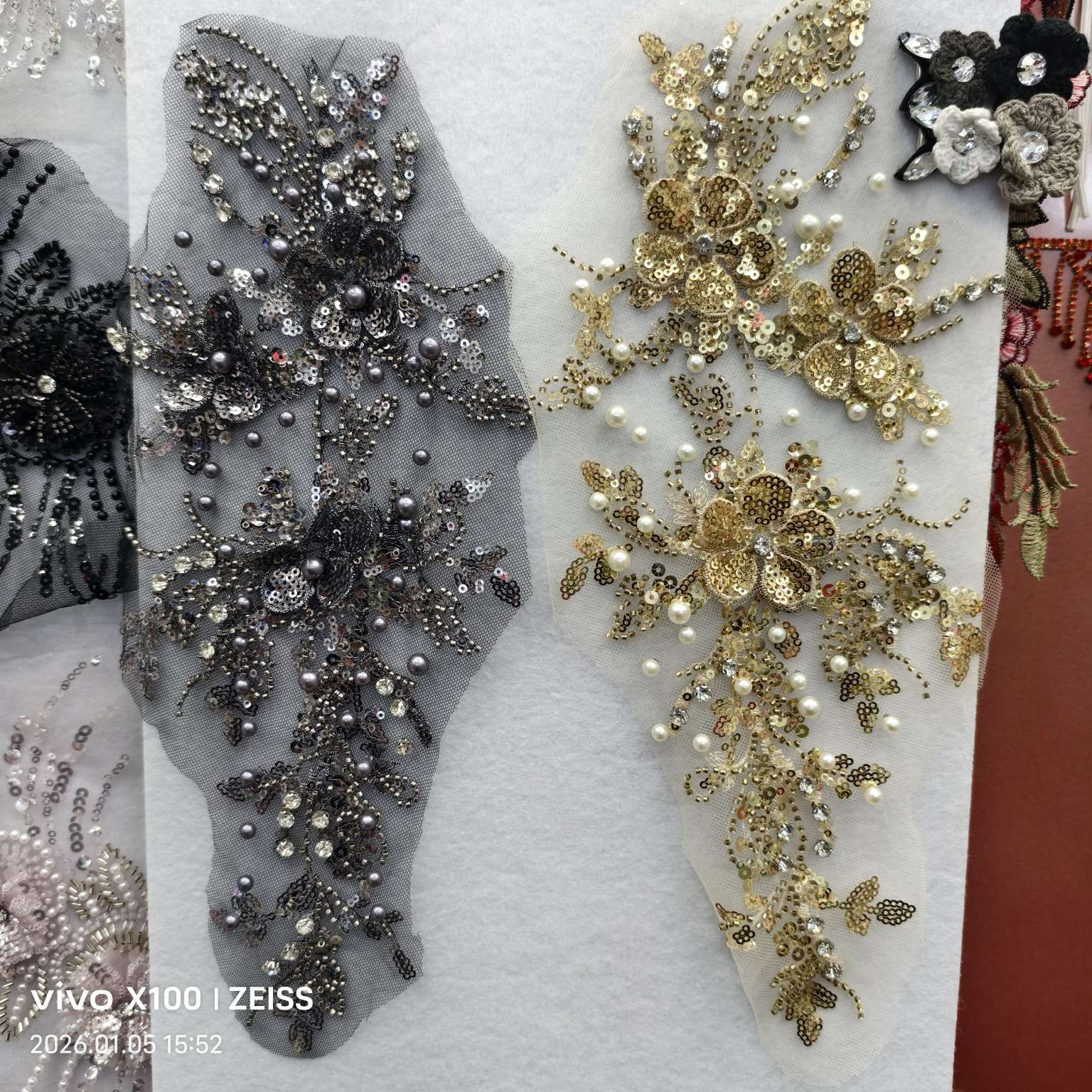 珠绣亮片绣对花，腰花，肩花，后背花。白底实物图