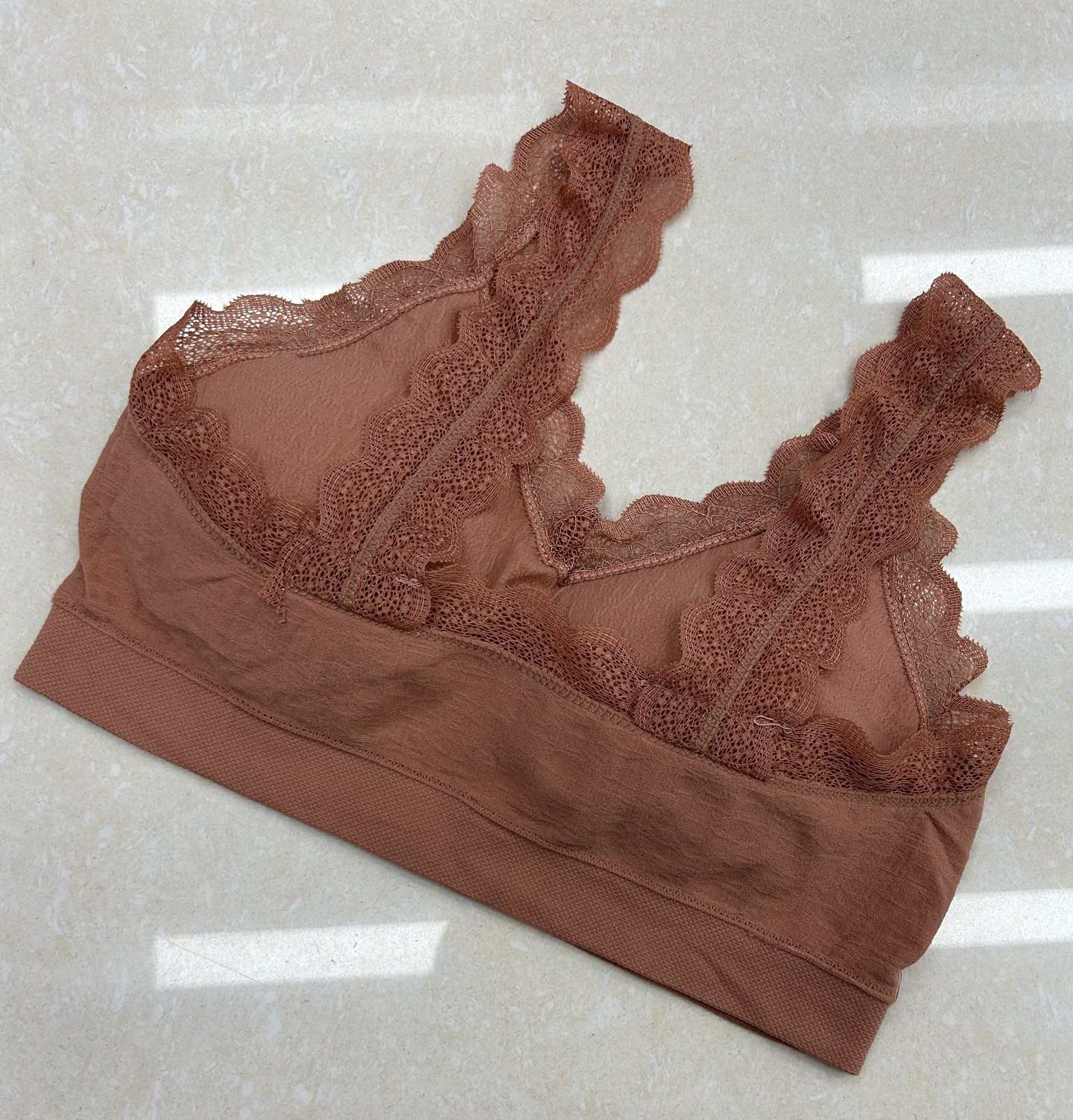 2045# Seamless back-hugging, body-hugging, strapless, sexy lace lingerie without steel rings, anti-exposure sports vest, women's vest QNI for export to Africa and the Middle East Application Scenario