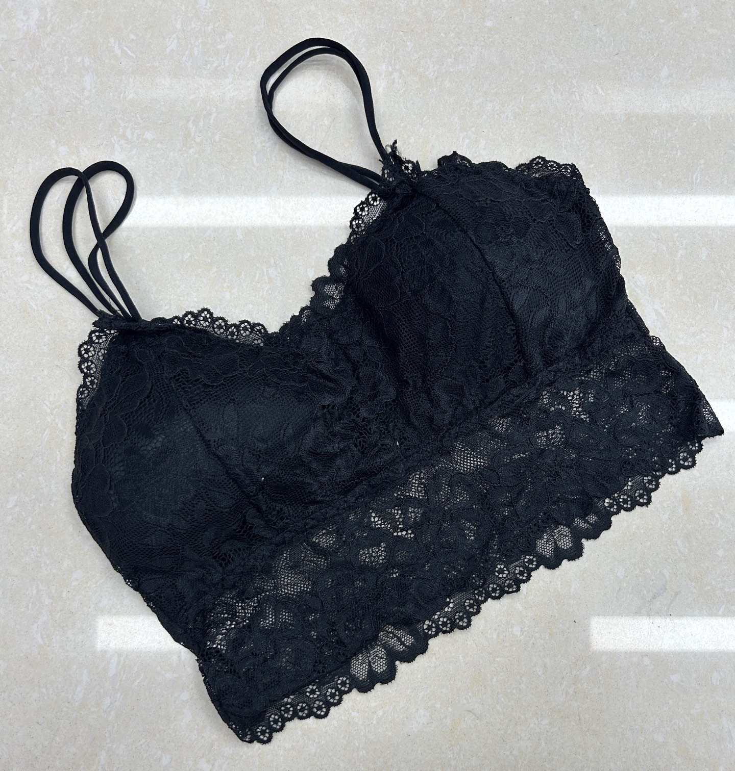 A1# Export to Africa and the Middle East, inventory of beautiful back, romantic lace strapless women's innerwear with chest pads, thin shoulder straps and halter tops QNI Application Scenario