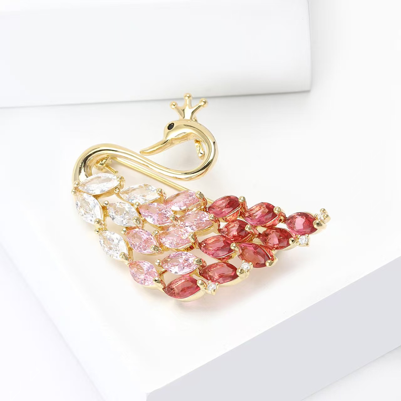 European, American and Korean version micro-inlaid zircon swan brooches, fashionable women's clothing accessories, corsages and creative small crystal animal pins