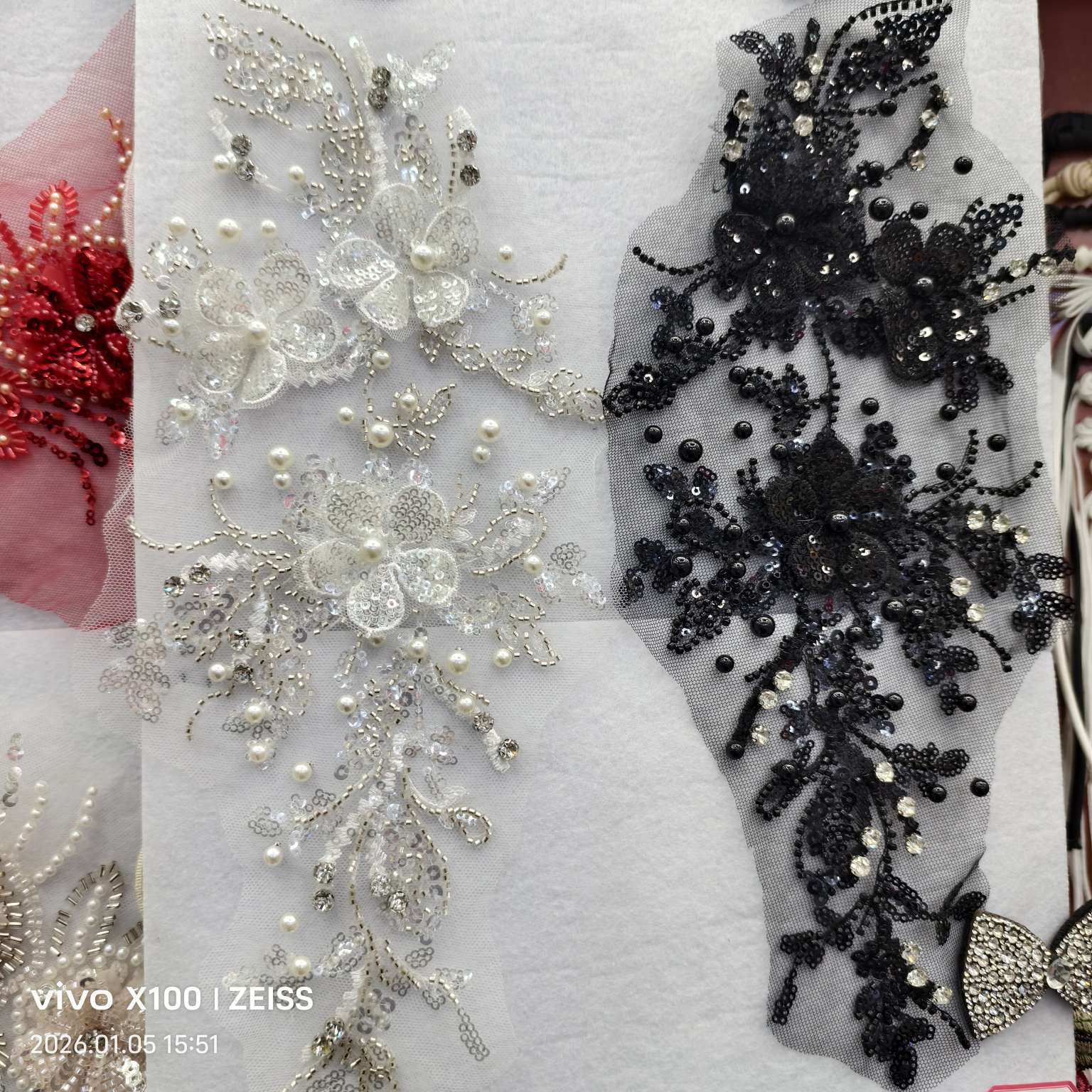 珠绣亮片绣对花，腰花，肩花，后背花。