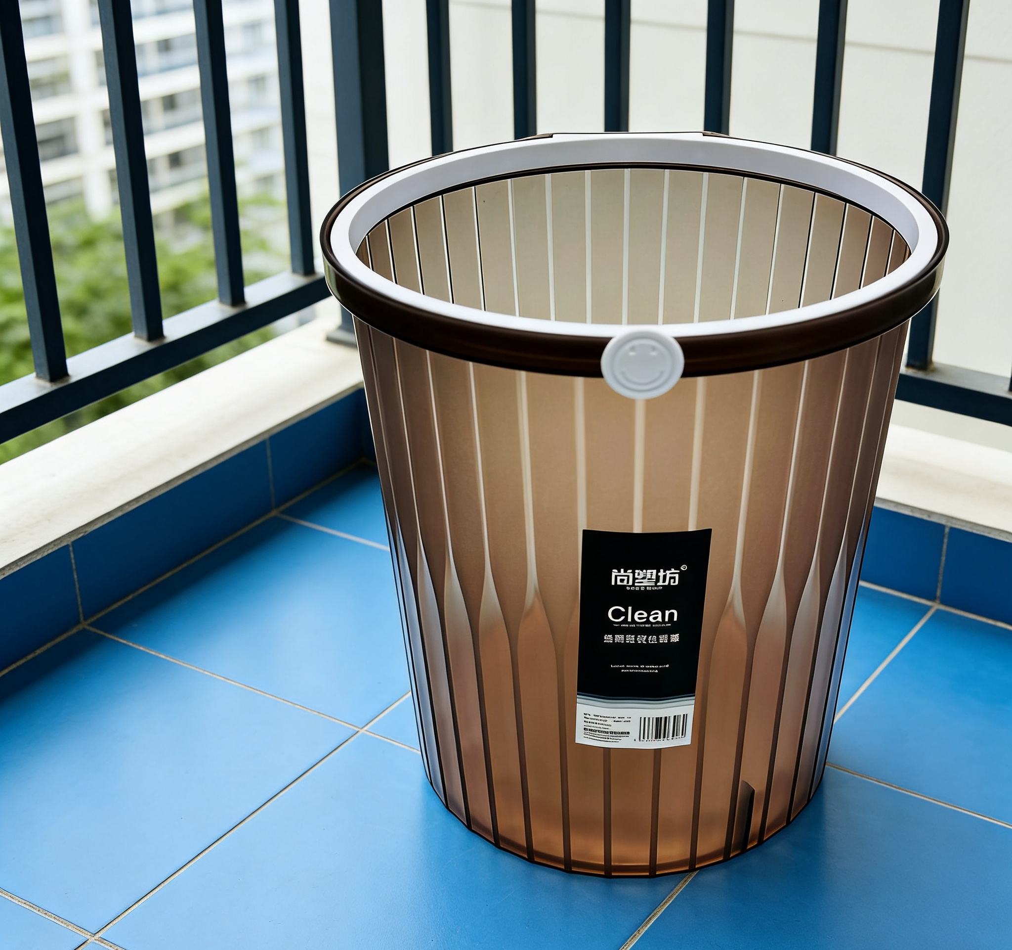 垃圾桶/笑脸垃圾桶/不弯腰垃圾桶/不锈钢垃圾桶带盖/垃圾篓白底实物图