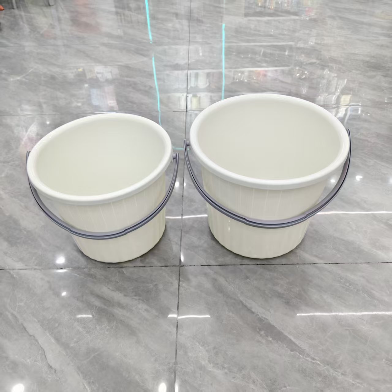 Wholesale of simple vertical striped plastic water buckets, kitchen hand-held water buckets, and large-capacity cleaning buckets for bathrooms