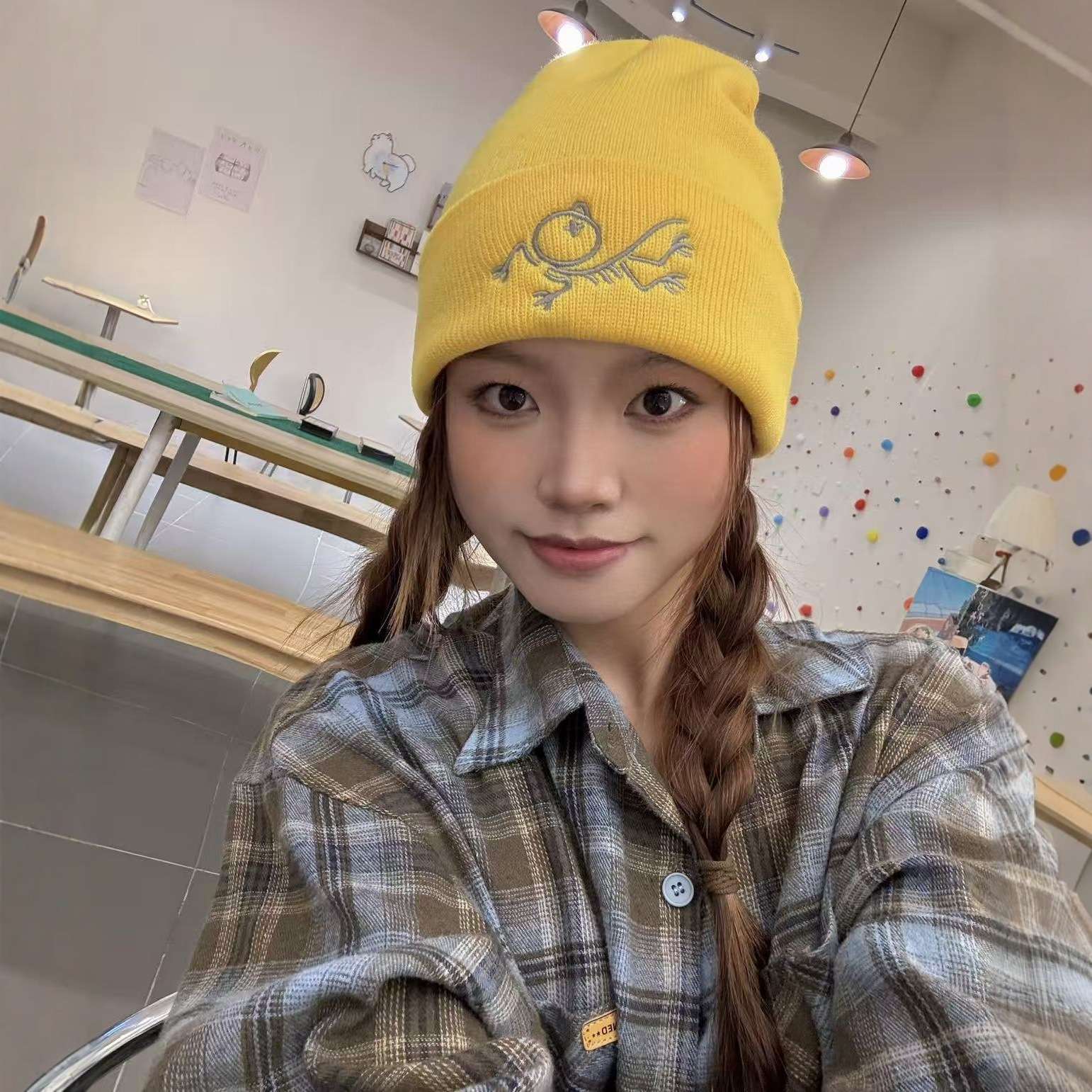 Embroidered knitted hats for women, autumn and winter woolen hats, outdoor warm cold hats, acrylic embroidered knitted hats, adult winter hats