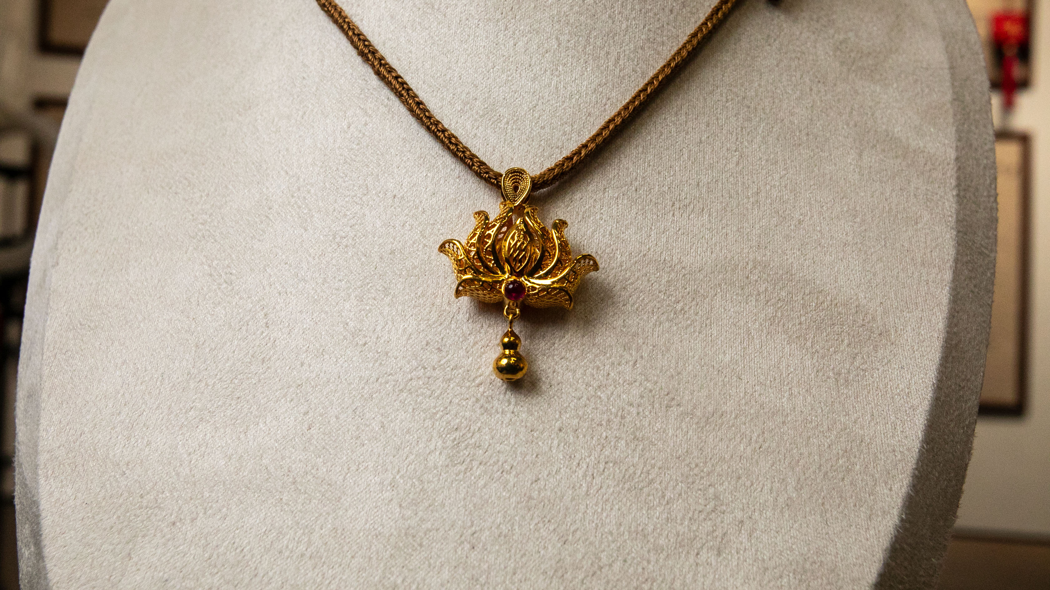 Golden lotus pendant, pearl necklace, silver jewelry, lanyard, classic style, fashionable and versatile jewelry, silver jewelry details Picture