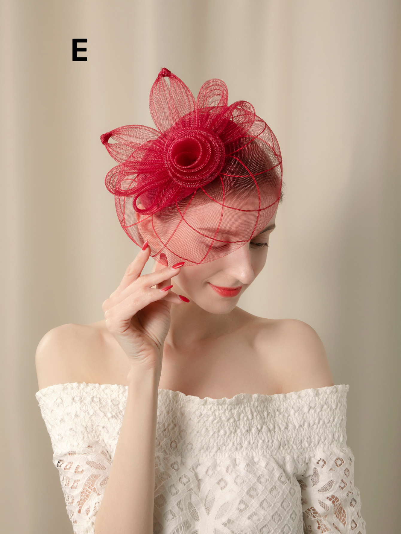 A handmade mesh top hat for ladies with a hairpin, suitable for Christmas, parties, birthdays, horse racing festivals, weddings, afternoon tea, church hats and Derby hats Item Picture
