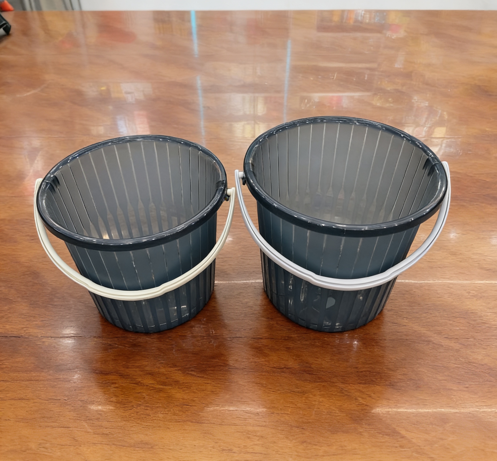 Dark grey vertical patterned plastic water bucket, thickened with handle, large-capacity household water storage bucket, simple vertical patterned plastic water bucket, student dormitory water storage bucket with handle, wholesale Specification image