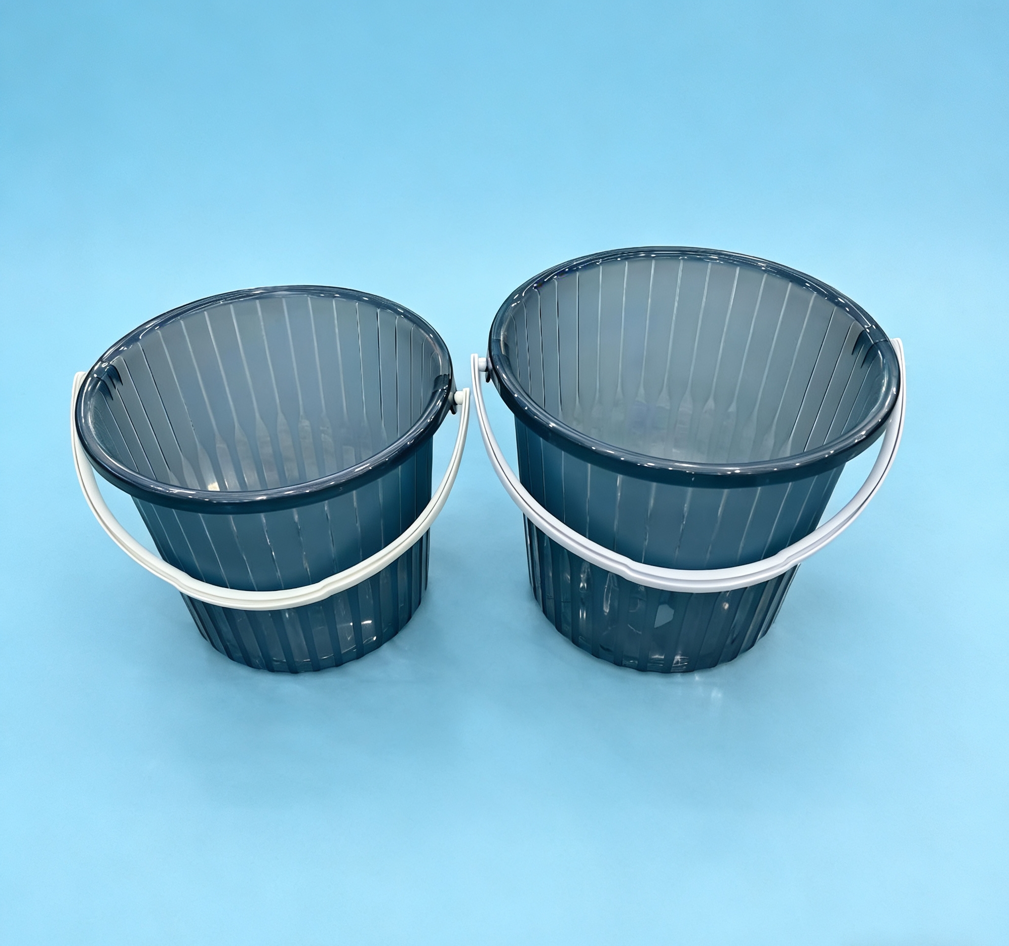 Dark grey vertical patterned plastic water bucket, thickened with handle, large-capacity household water storage bucket, simple vertical patterned plastic water bucket, student dormitory water storage bucket with handle, wholesale Application Scenario