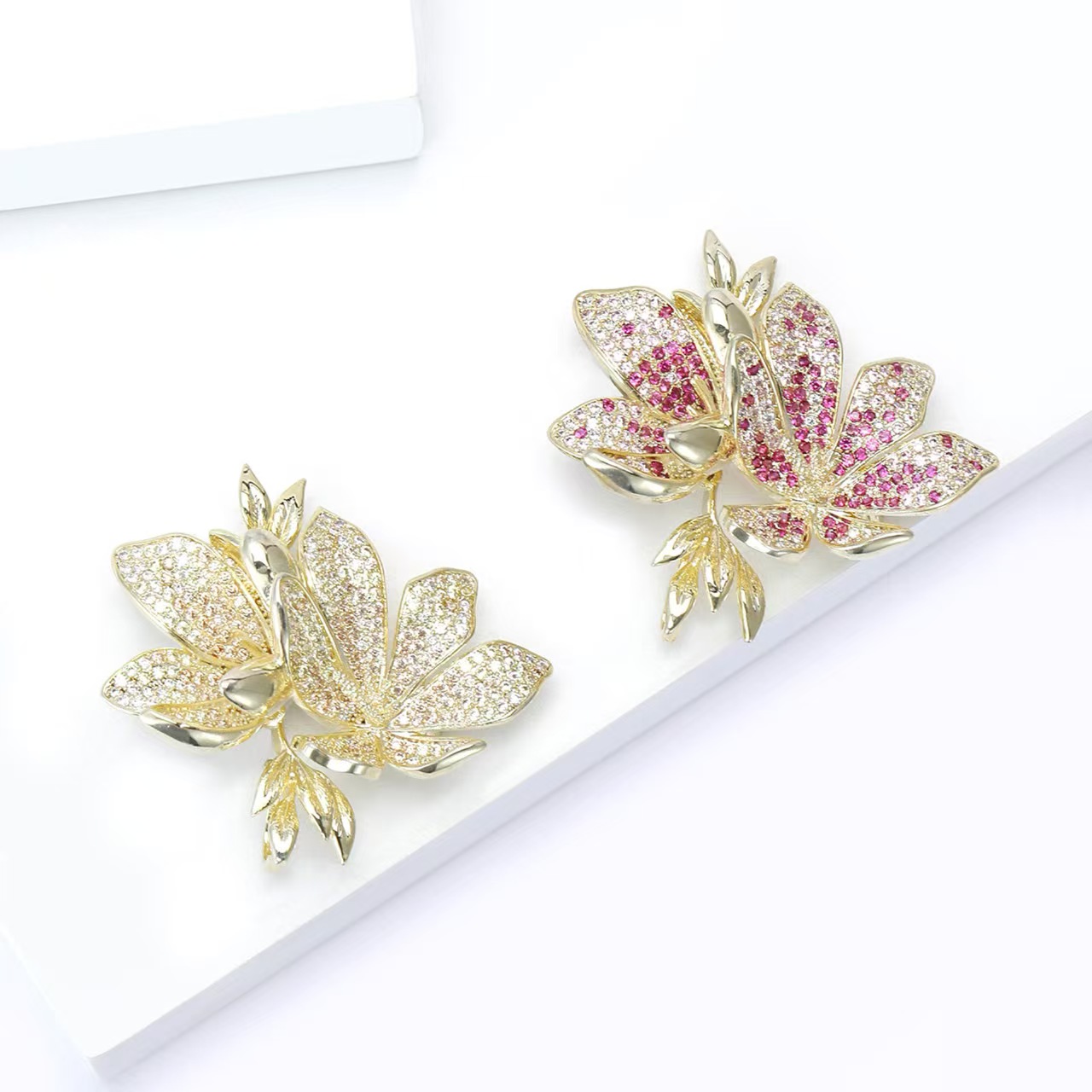 Korean-style fashionable three-dimensional micro-inlaid zircon flower brooch, elegant brooch, women's shawl buckle, suit cheongsam accessory brooch Item Picture