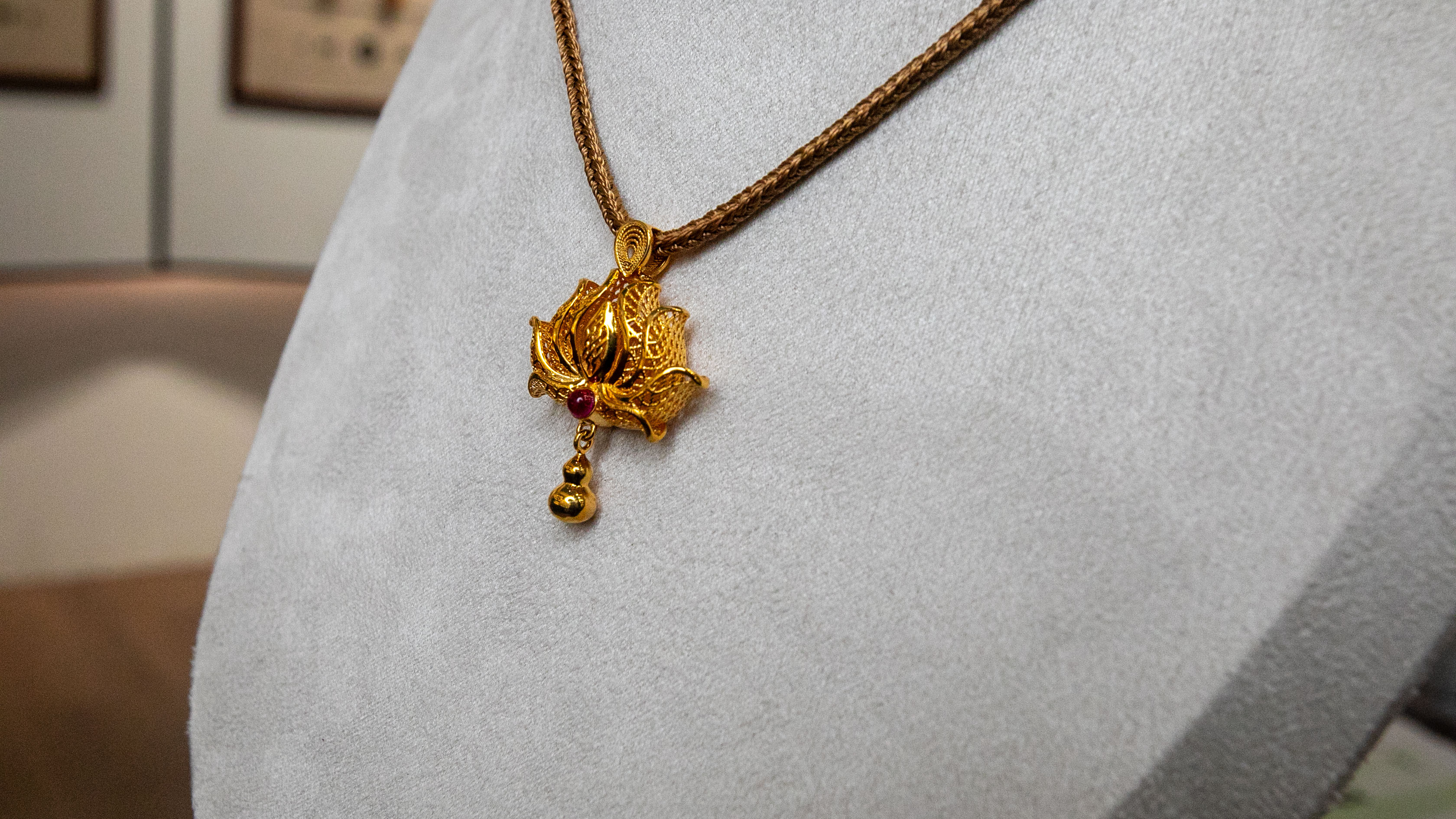 Golden lotus pendant, pearl necklace, silver jewelry, lanyard, classic style, fashionable and versatile jewelry, silver jewelry Application Scenario