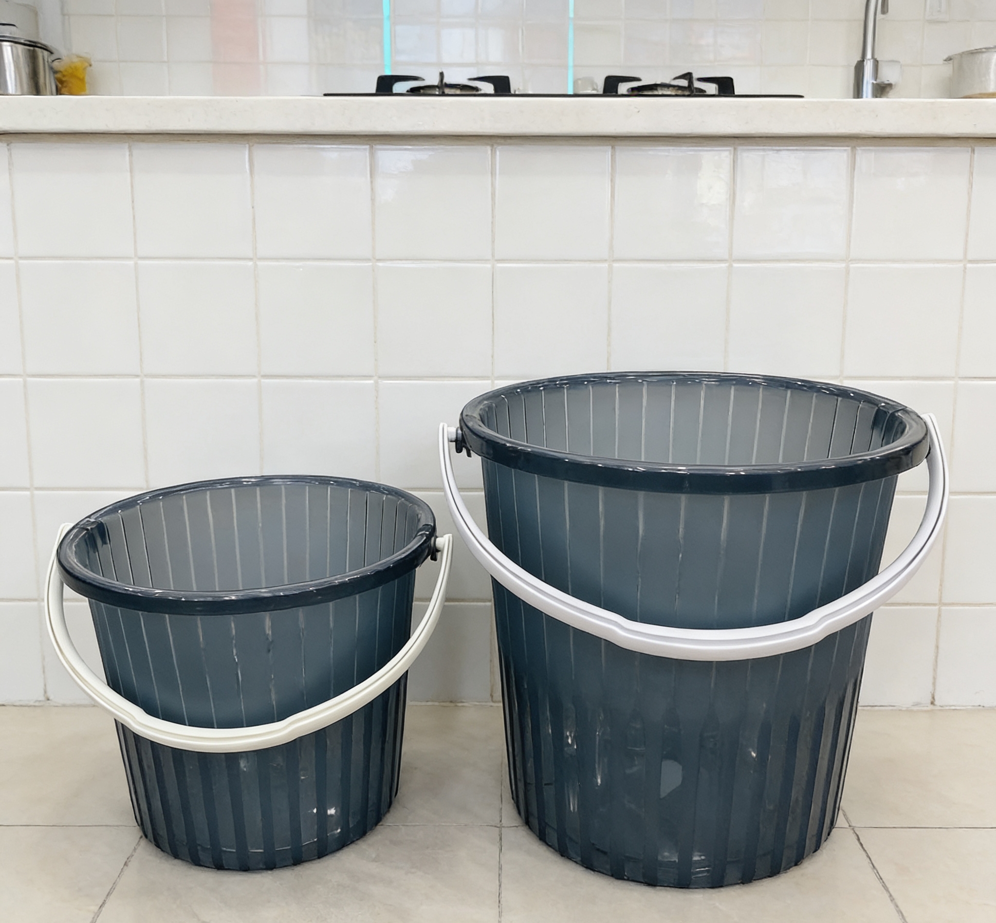 Dark grey vertical patterned plastic water bucket, thickened with handle, large-capacity household water storage bucket, simple vertical patterned plastic water bucket, student dormitory water storage bucket with handle, wholesale details Picture