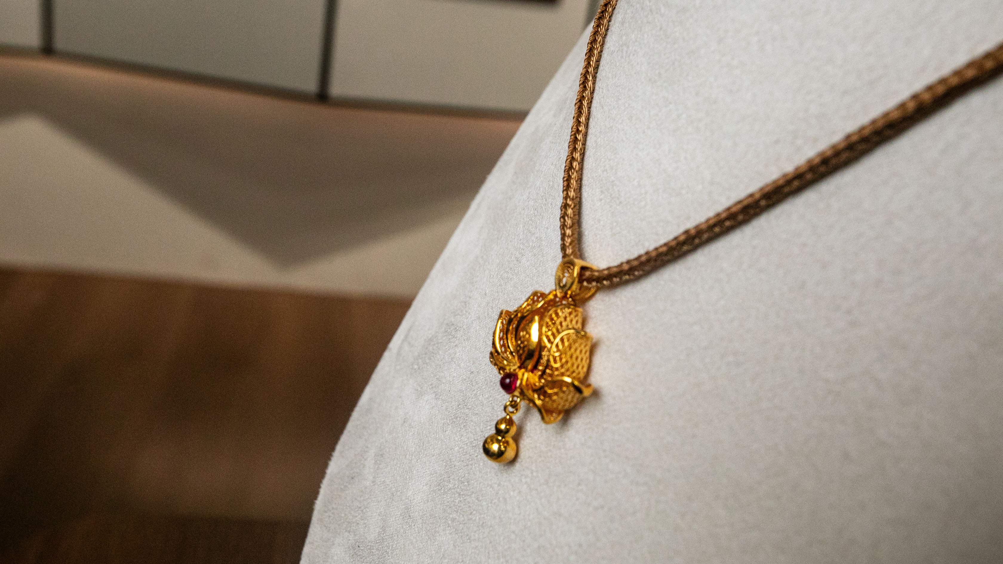 Golden lotus pendant, pearl necklace, silver jewelry, lanyard, classic style, fashionable and versatile jewelry, silver jewelry Specification image