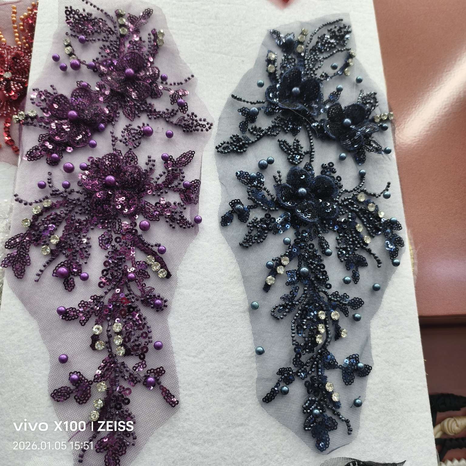珠绣亮片绣对花，腰花，肩花，后背花。产品图