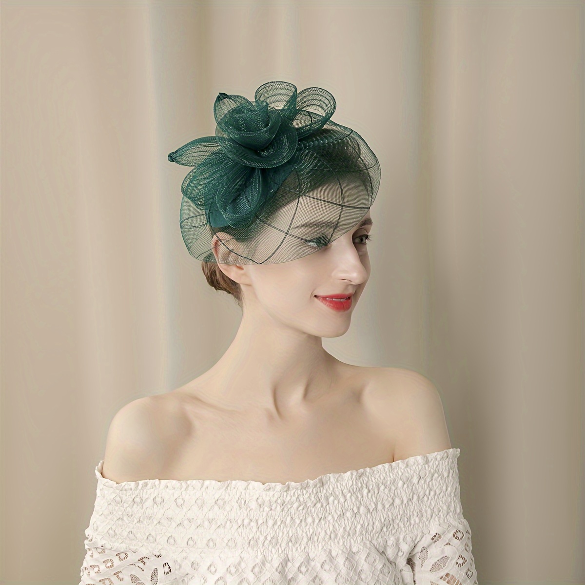 A handmade mesh top hat for ladies with a hairpin, suitable for Christmas, parties, birthdays, horse racing festivals, weddings, afternoon tea, church hats and Derby hats Application Scenario