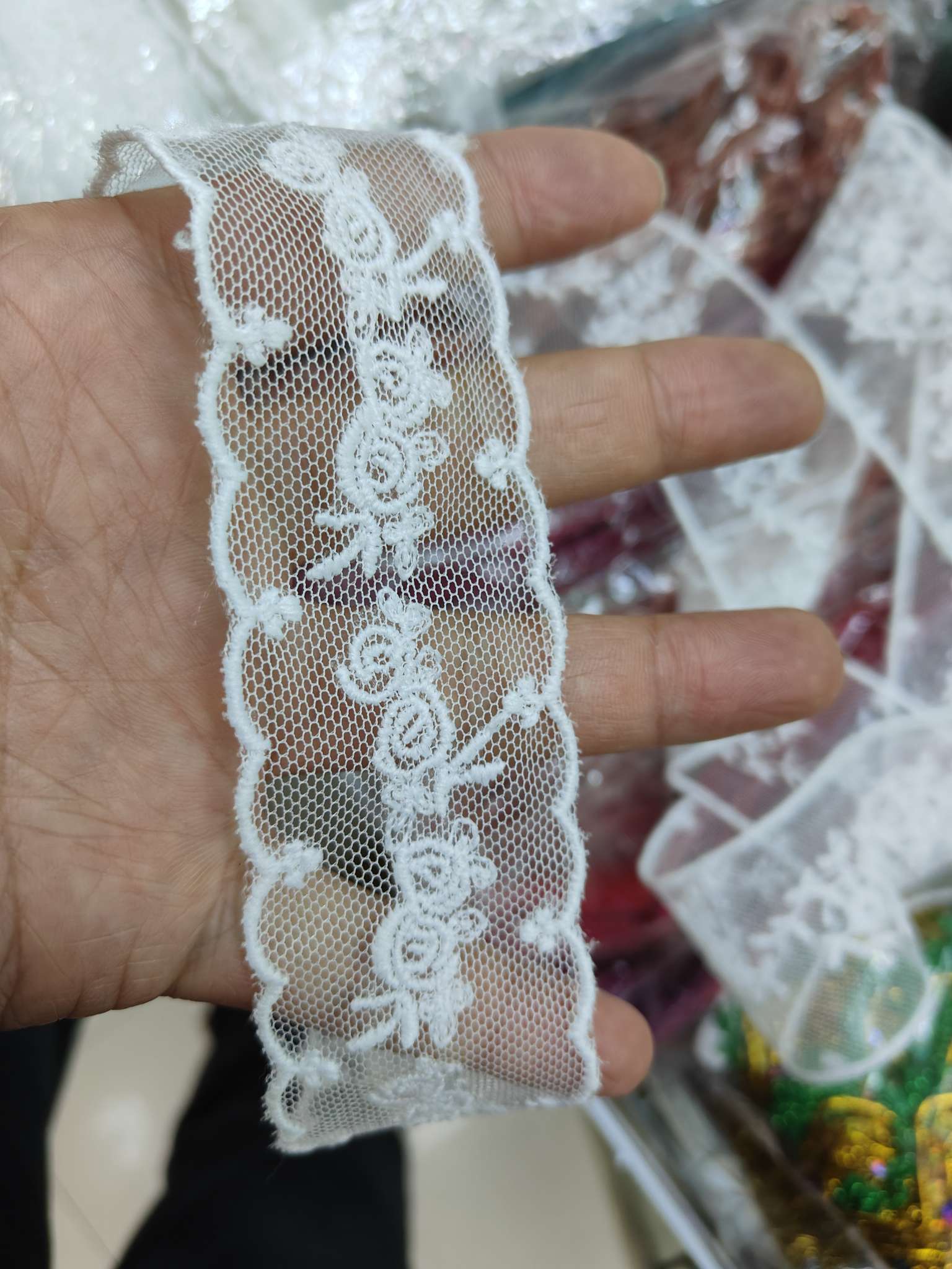 牛奶丝网布刺绣花边，白色蕾丝网纱刺绣花朵窄围巾韩国ins配饰细长高级感百搭围脖夏女，为单调乏味的牛仔裤增添几分俏皮蕾丝裤