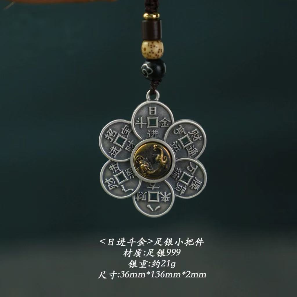 Daily gold and silver pendants, flower-shaped woven rope chain bags, pendants, keychains Application Scenario