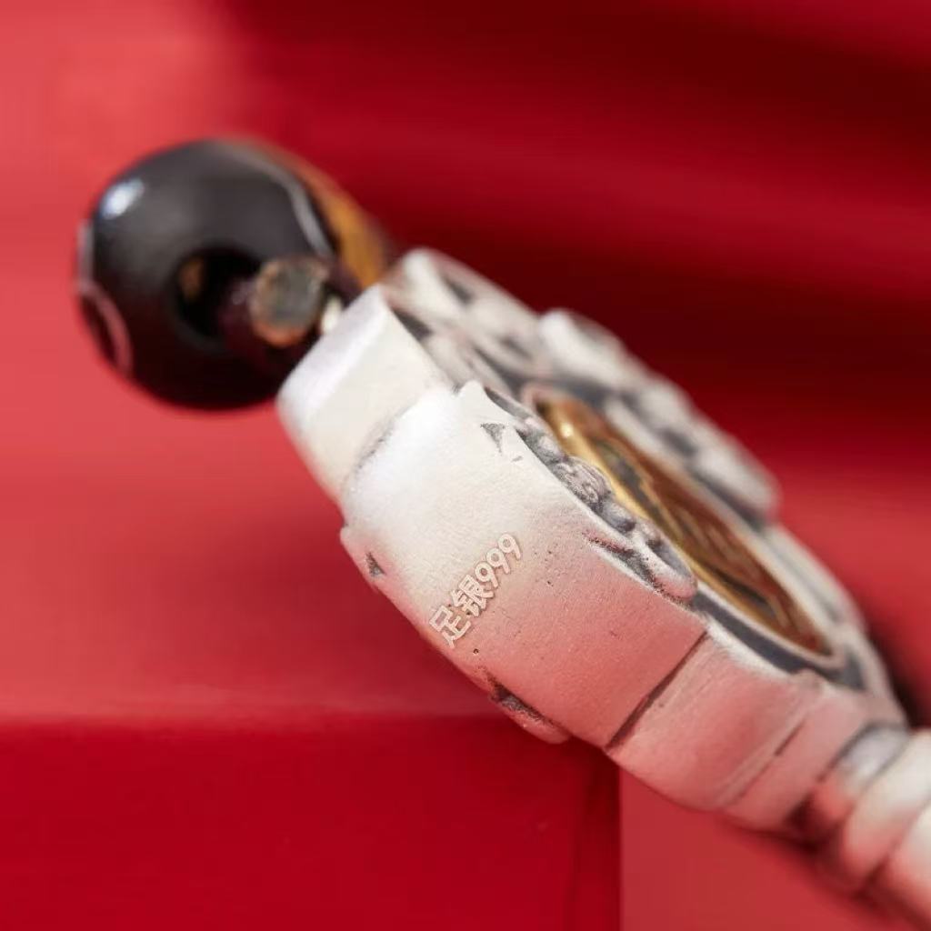 A retro Chinese-style silver pendant with the character "Fu" in the shape of a key, a wealth-attracting accessory Specification image