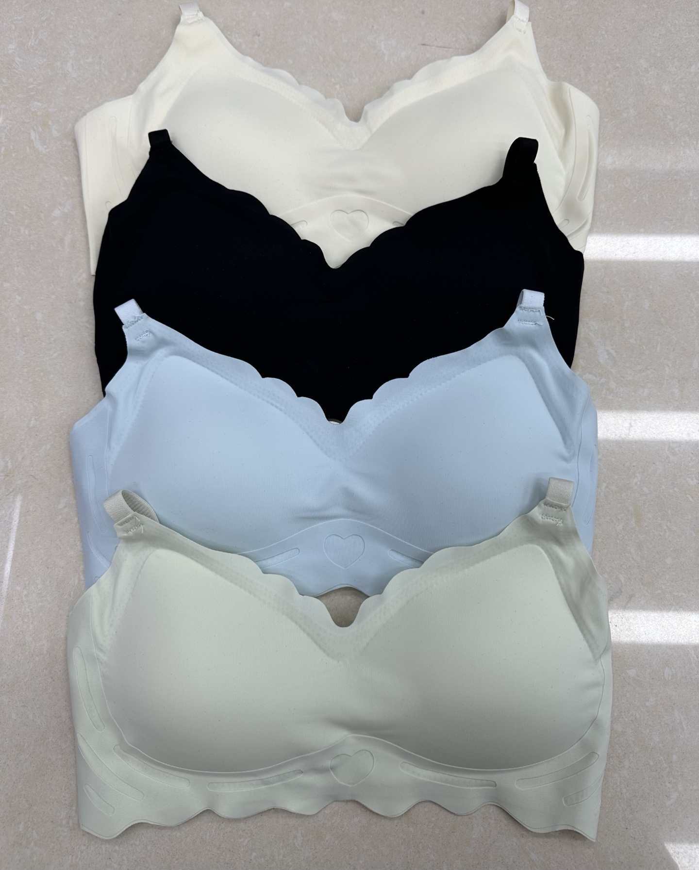 2301# Southeast Asian export surplus Angel Heart Seamless one-piece Underwear Anti-sagging Compact Small Chest Thin Bra QNI Sports Women's Bra Application Scenario