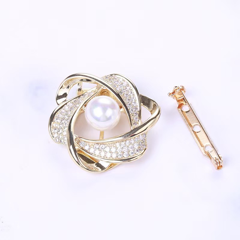 A simple and elegant European and American retro silk scarf buckle pearl zircon brooch is popular in summer. It features a knot at the corner and a cinched waist pin Item Picture