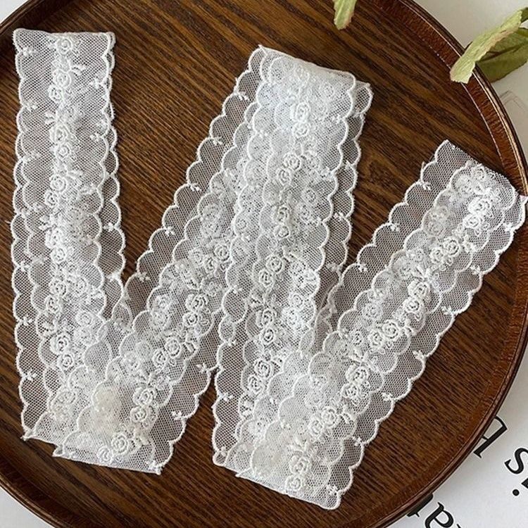 牛奶丝网布刺绣花边，白色蕾丝网纱刺绣花朵窄围巾韩国ins配饰细长高级感百搭围脖夏女，为单调乏味的牛仔裤增添几分俏皮蕾丝裤产品图