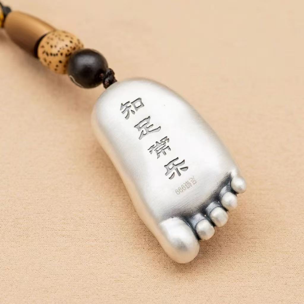 JUKUNBAO "Contentment Brings Happiness" small handle silver pendant hand-woven pendant Application Scenario