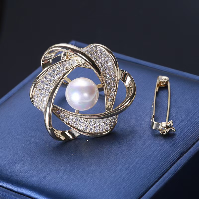 A simple and elegant European and American retro silk scarf buckle pearl zircon brooch is popular in summer. It features a knot at the corner and a cinched waist pin details Picture