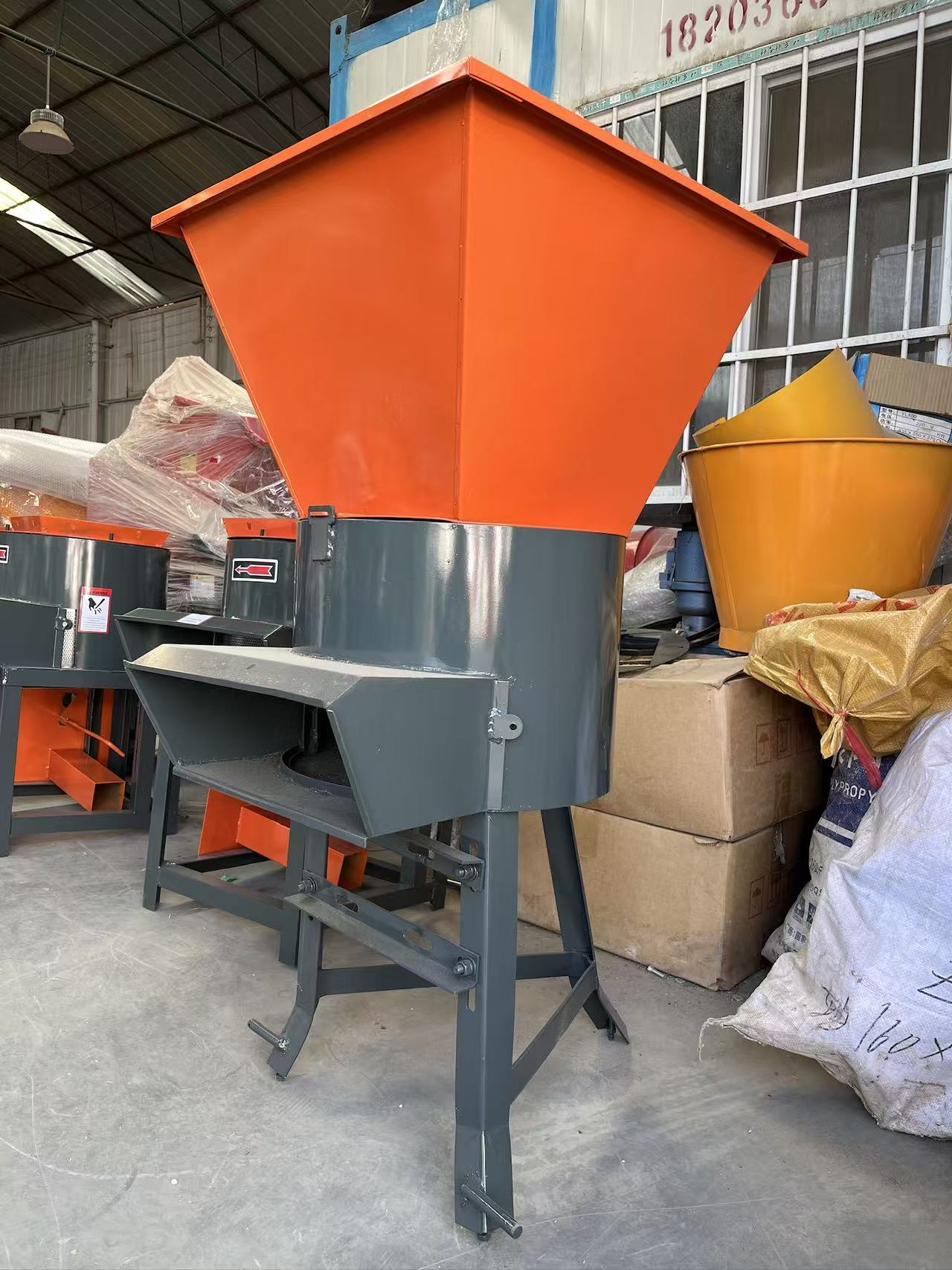 出口供应多功能粉碎机400打包草粉碎机多功能方桶粉碎机养殖机械制造商供应出口玉米粉碎机秸秆粉碎机谷物秸秆一体粉碎机产品图