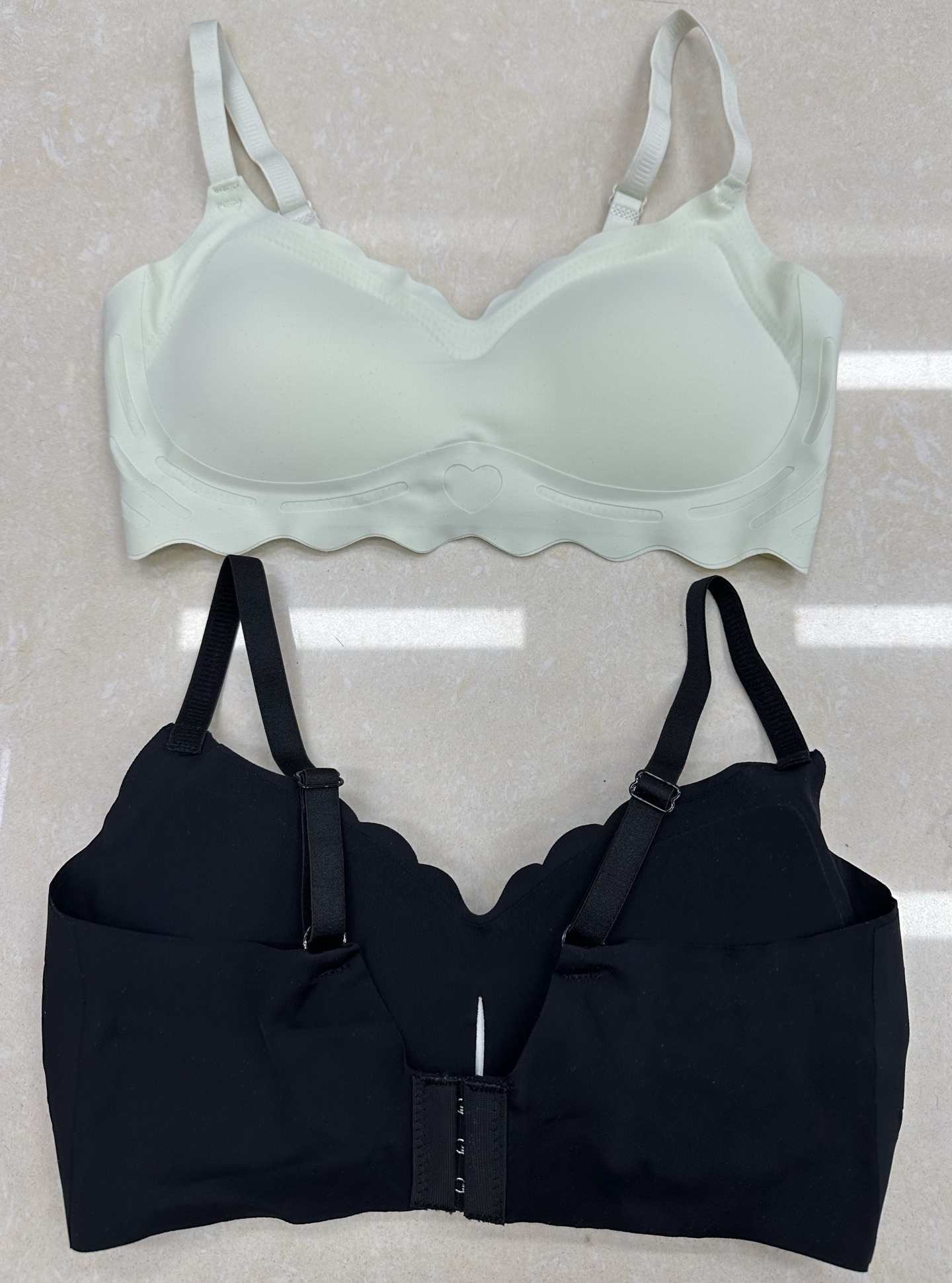 2301# Southeast Asian export surplus Angel Heart Seamless one-piece Underwear Anti-sagging Compact Small Chest Thin Bra QNI Sports Women's Bra Item Picture