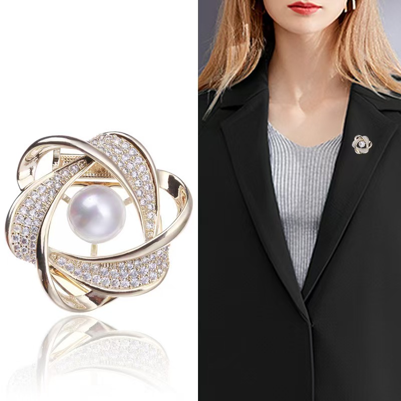 A simple and elegant European and American retro silk scarf buckle pearl zircon brooch is popular in summer. It features a knot at the corner and a cinched waist pin Application Scenario