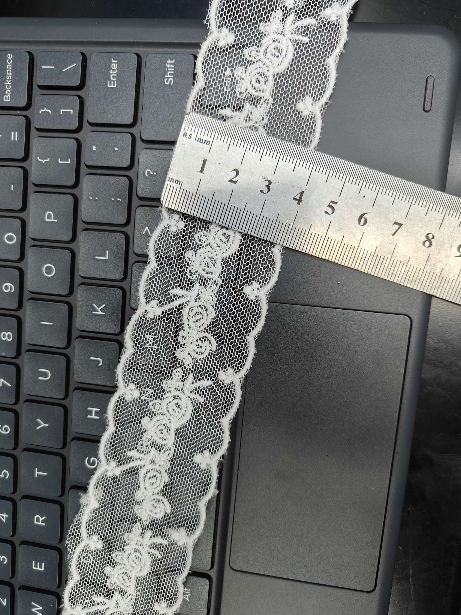 牛奶丝网布刺绣花边，白色蕾丝网纱刺绣花朵窄围巾韩国ins配饰细长高级感百搭围脖夏女，为单调乏味的牛仔裤增添几分俏皮蕾丝裤详情图3