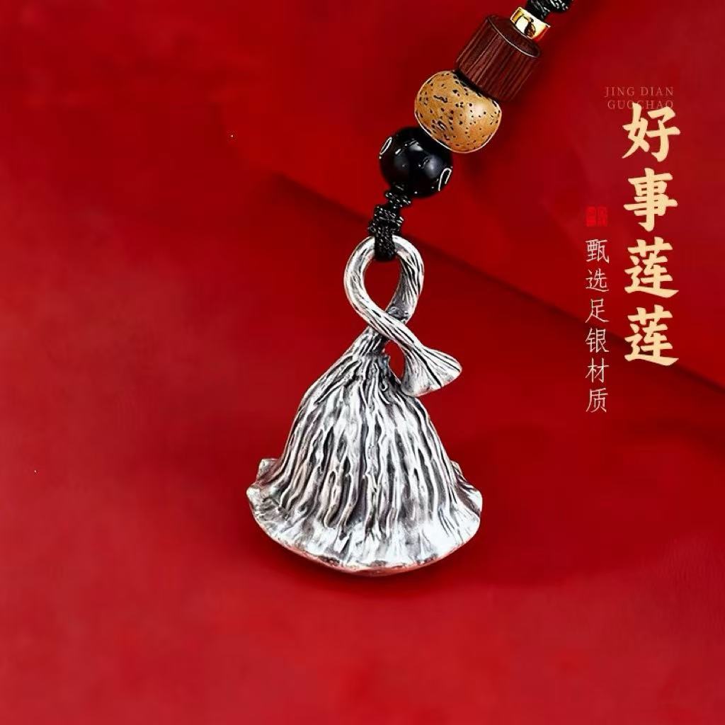 Foot anemone pendant, 999 pure silver, ancient-style hand-woven keychain pendant Application Scenario