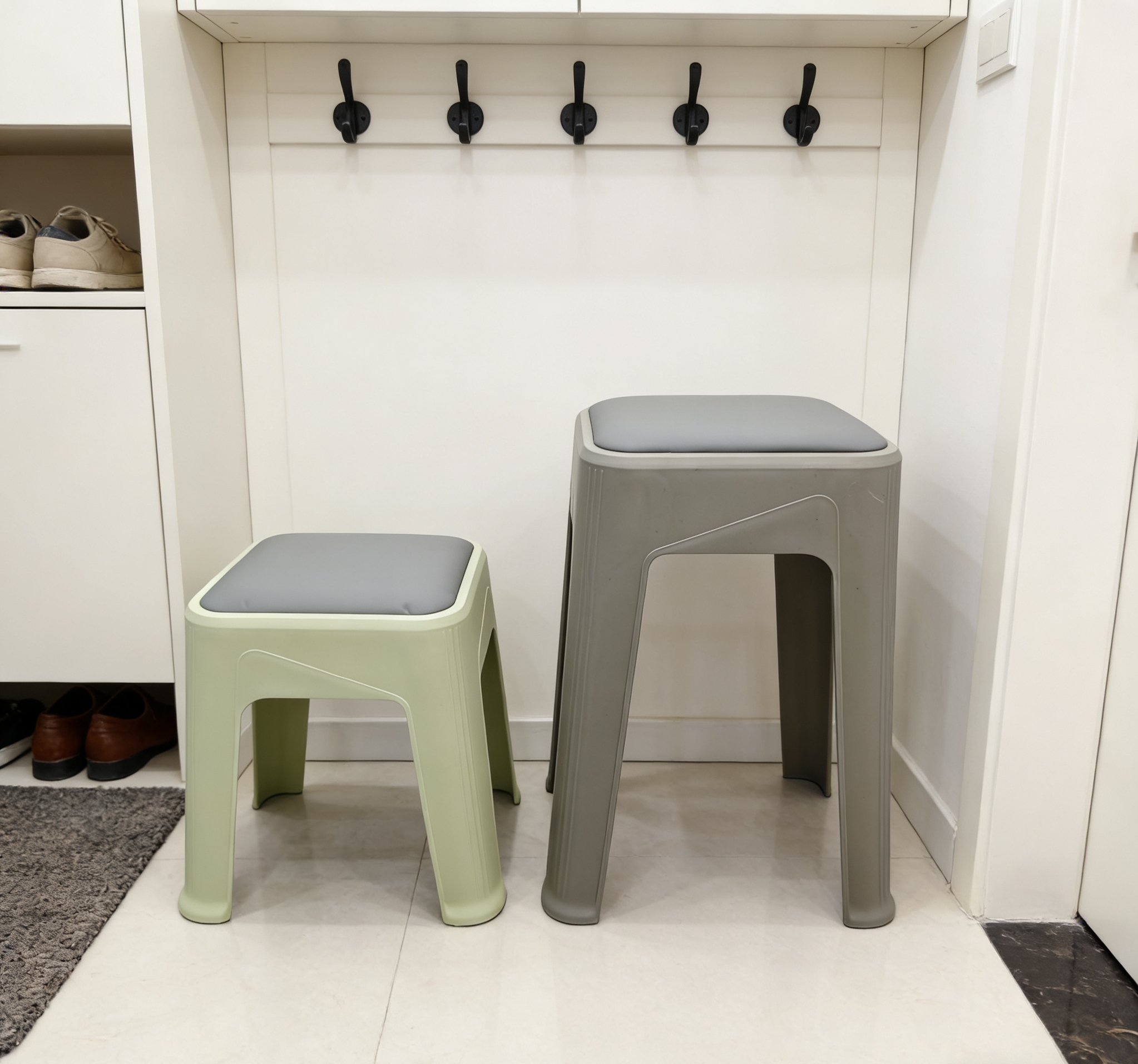 Soft and elastic plastic square stools reinforce load-bearing capacity, spare stools for living rooms and dining rooms, two-color soft-padded plastic stools, thickened anti-slip household high and low stools wholesale Item Picture