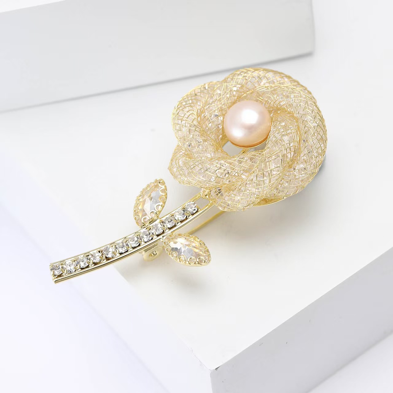 High-end Korean-style micro-inlaid copper zircon rose brooch, exquisite and creative women's suit coat brooch accessory pin Item Picture