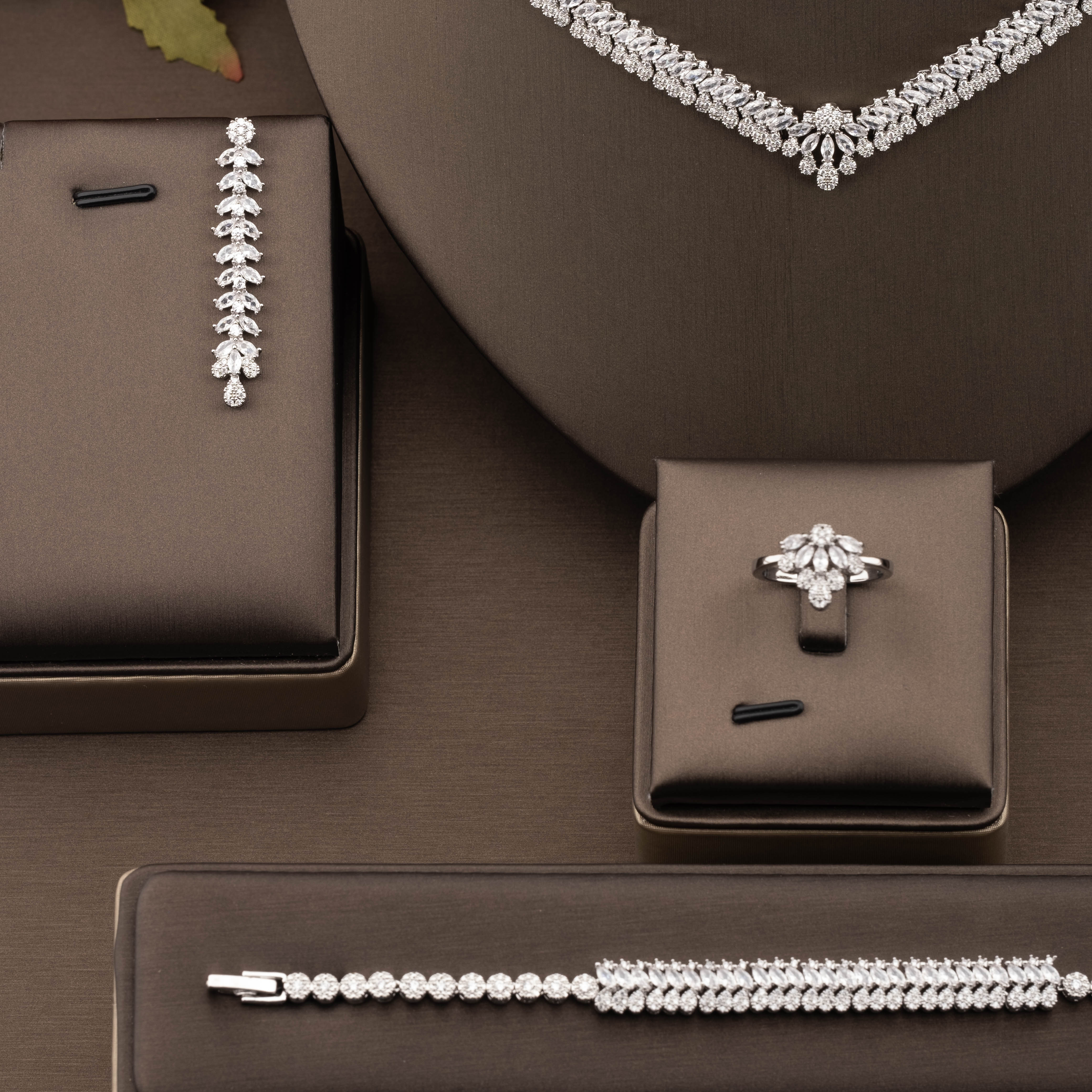 A set of luxurious and dazzling cubic zirconia V-neck small teardrop jewelry is suitable for ladies to wear at their weddings details Picture