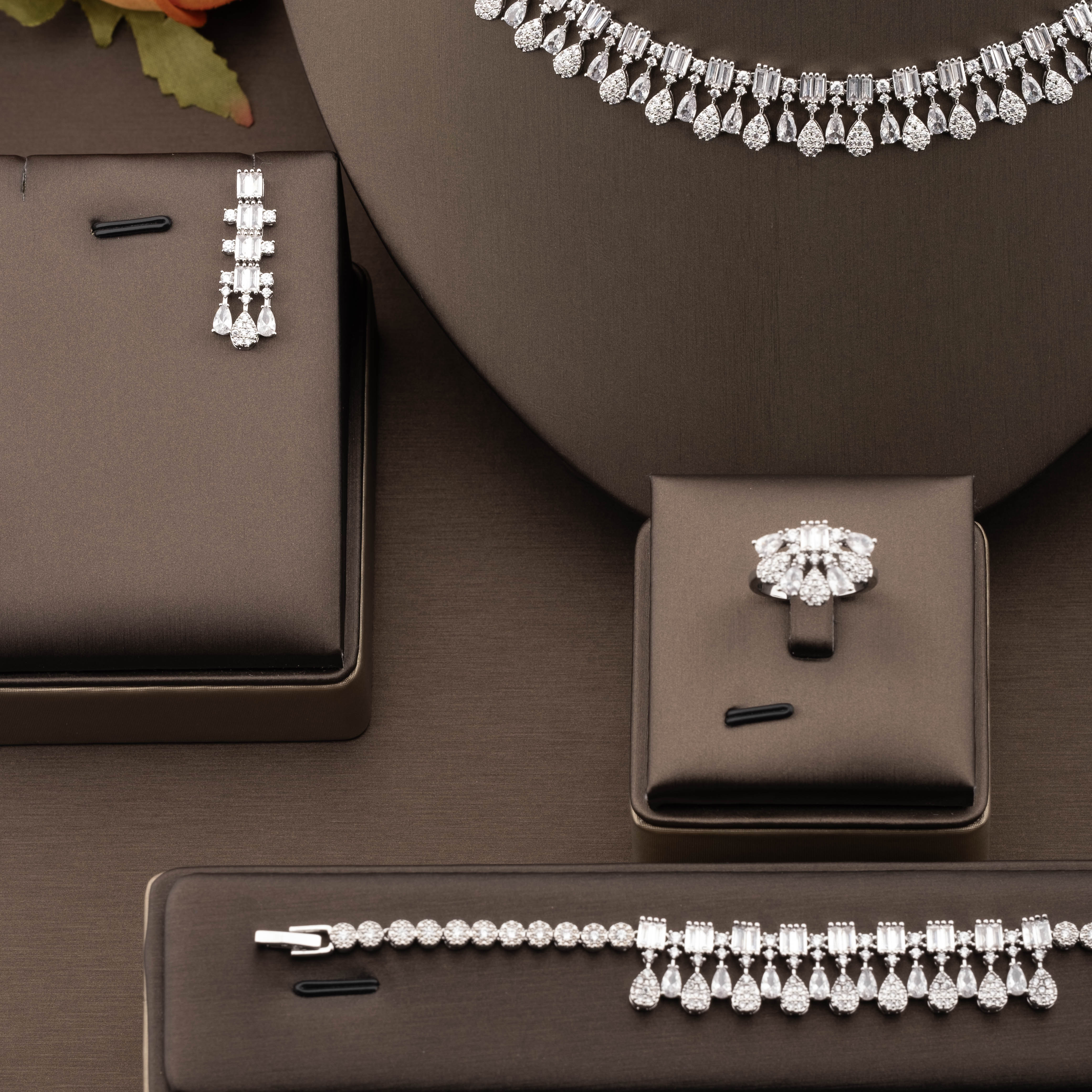 A luxurious and elegant jewelry set set with sparkling cubic zirconia small teardrop pieces is suitable for ladies to wear at parties details Picture