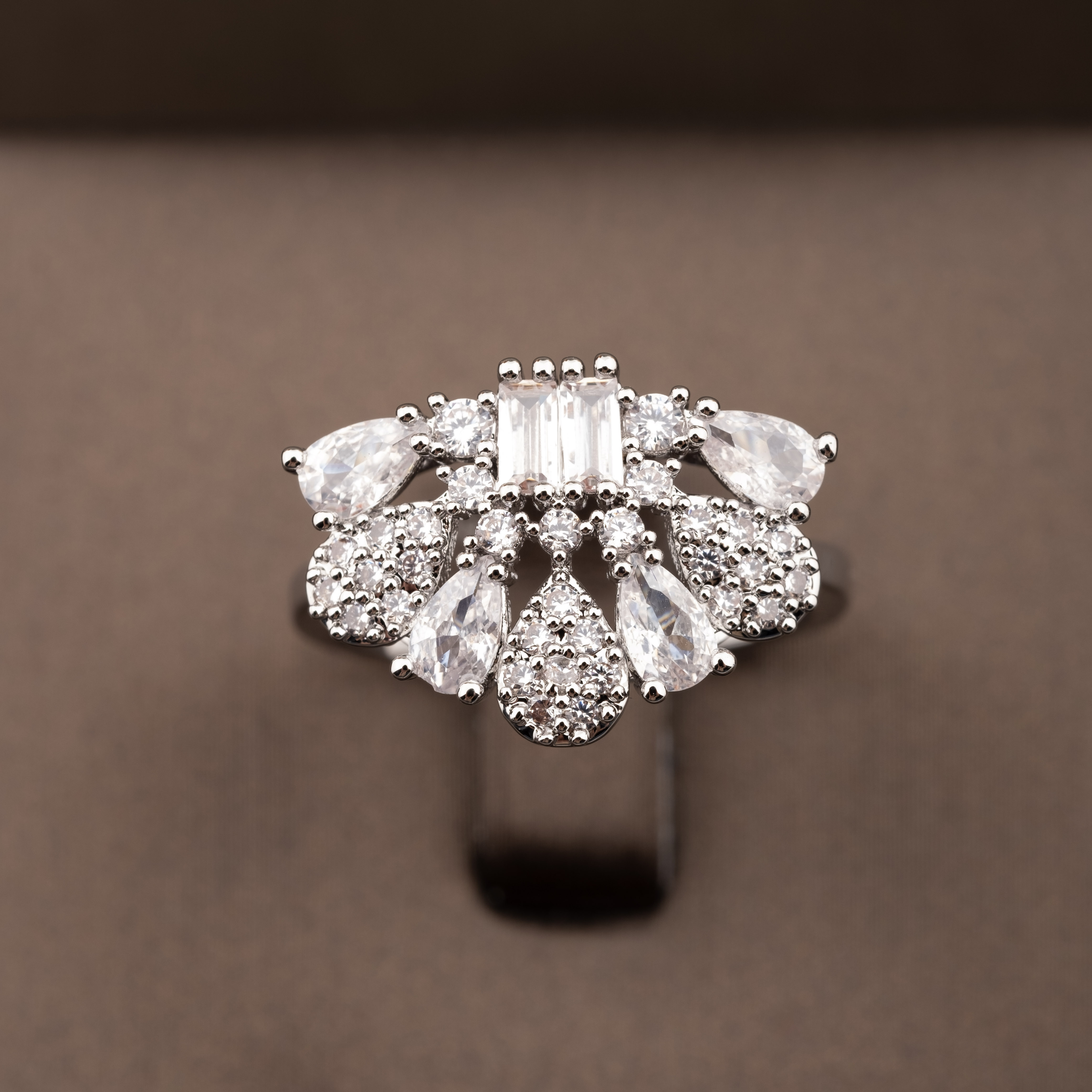 A luxurious and elegant jewelry set set with sparkling cubic zirconia small teardrop pieces is suitable for ladies to wear at parties Application Scenario