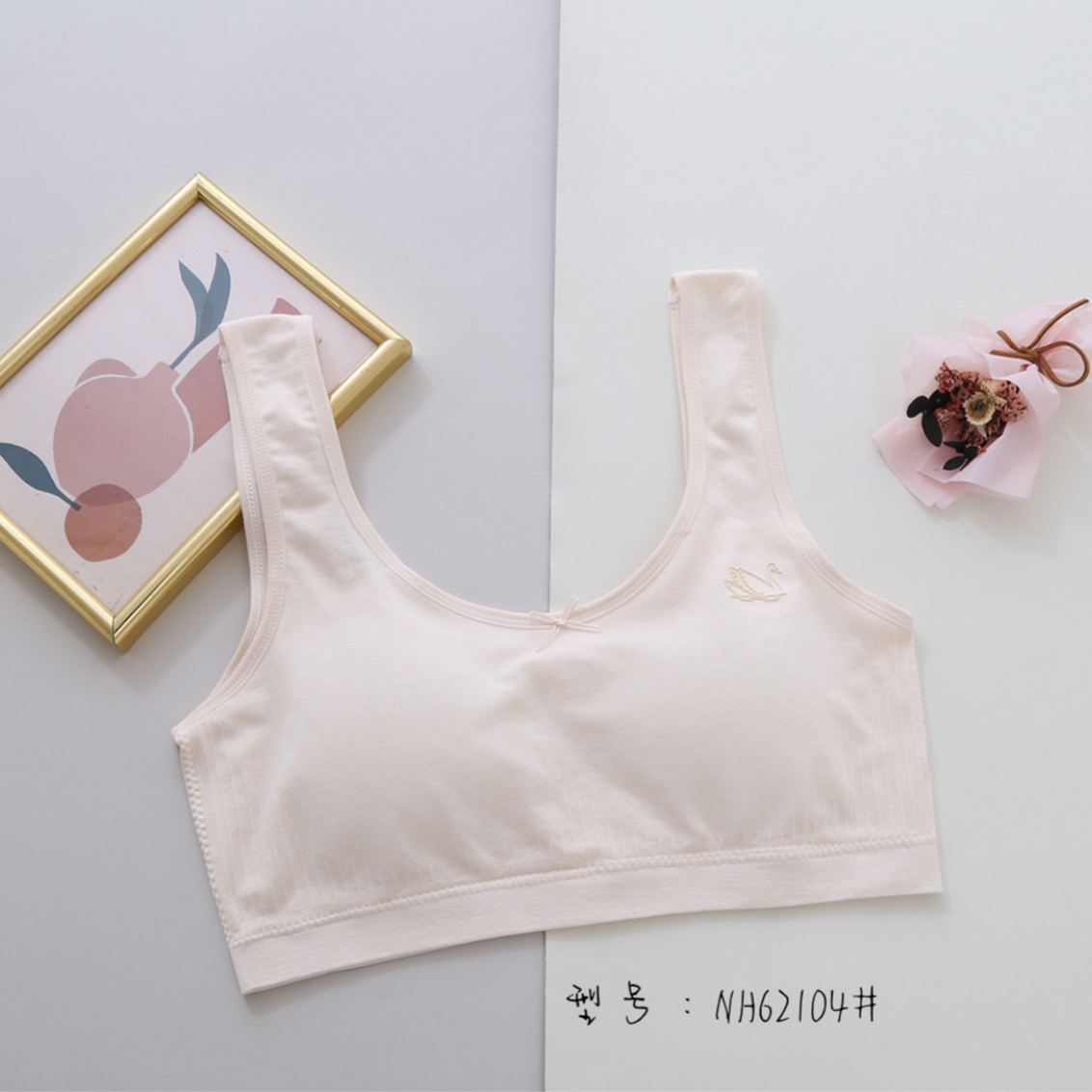 Seamless girl fixed cup solid color simple breathable comfortable girl vest, sports bra, growth period three-stage vest Application Scenario