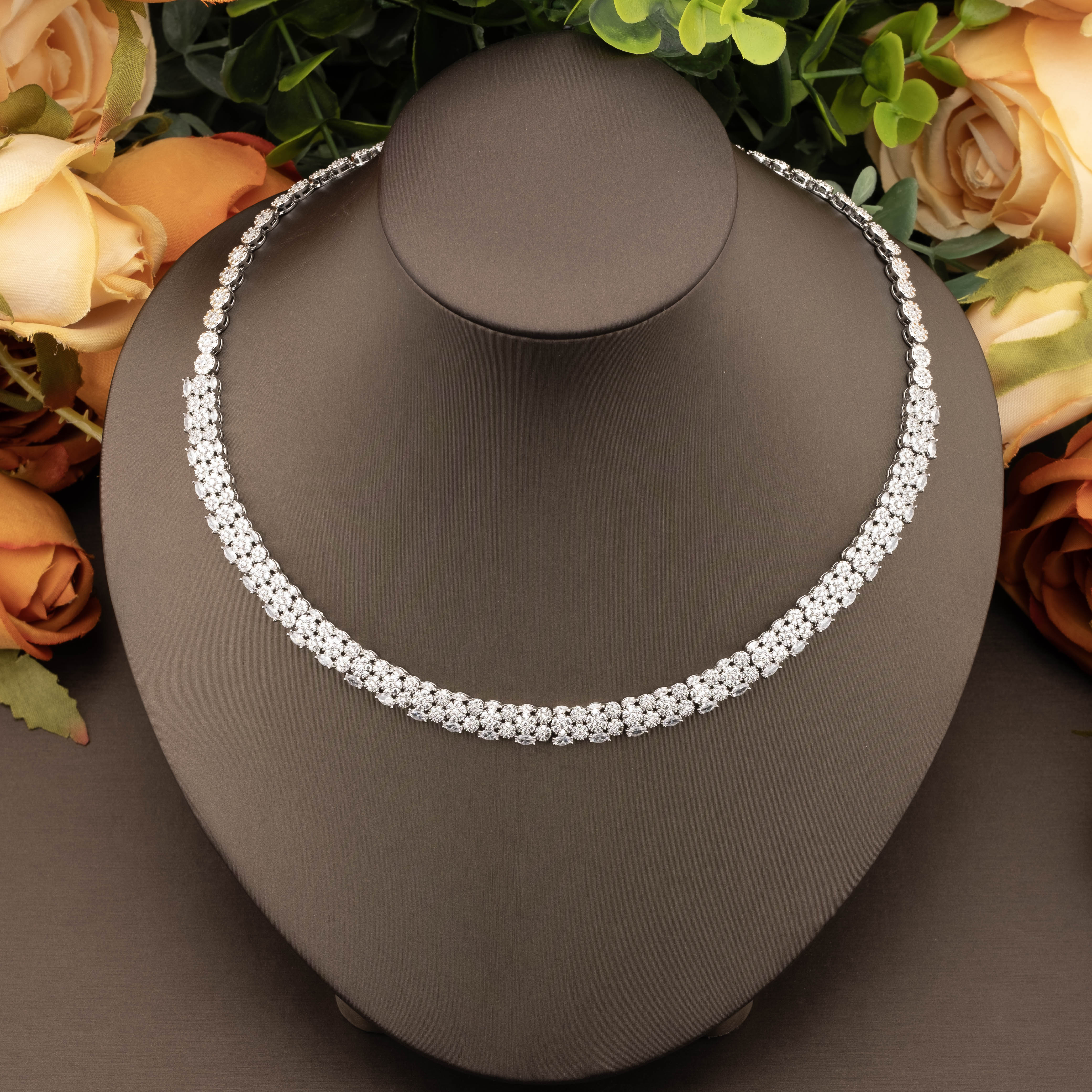 A luxurious and elegant jewelry set set with shiny cubic zirconia beads is suitable for ladies to wear at banquets Application Scenario
