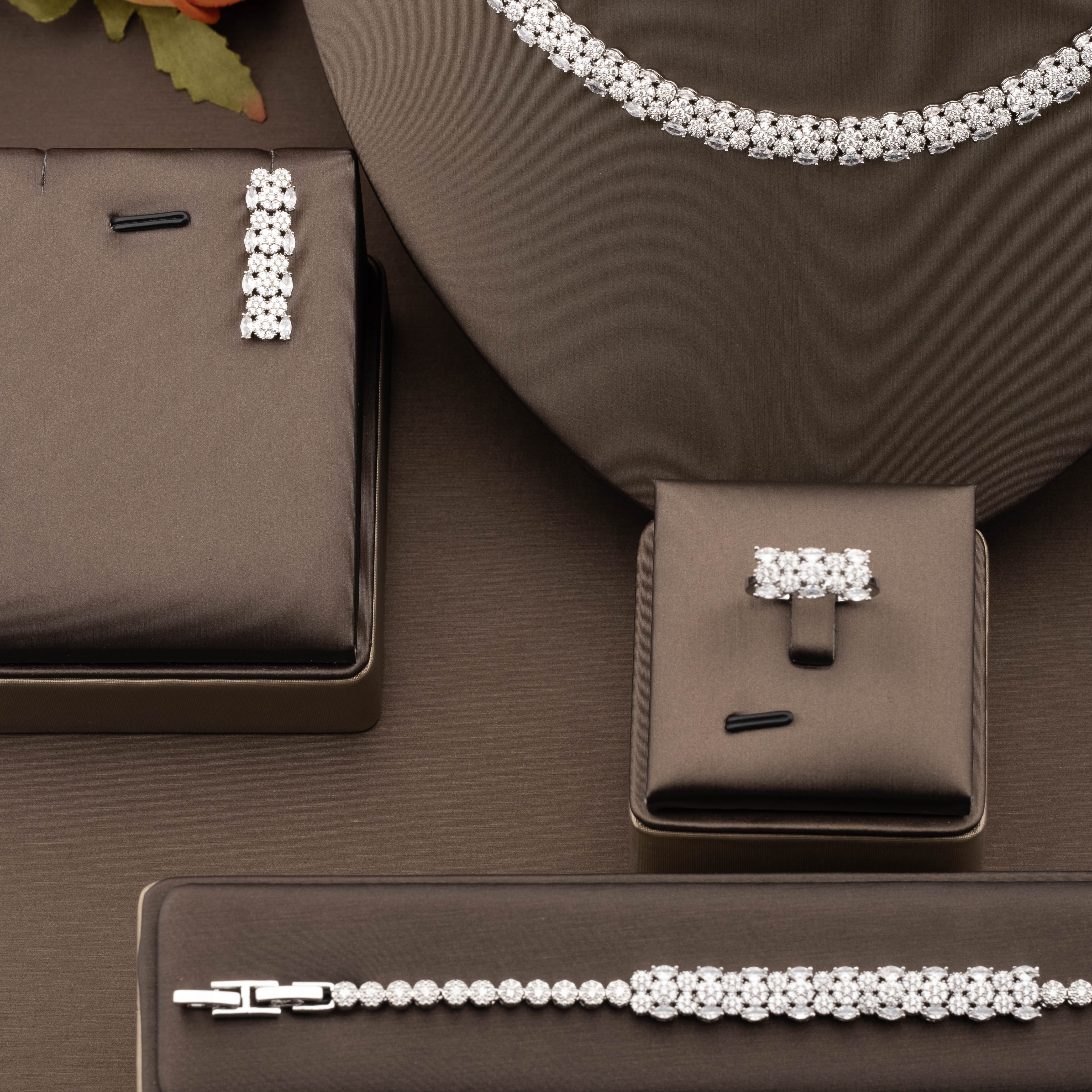A luxurious and elegant jewelry set set with shiny cubic zirconia beads is suitable for ladies to wear at banquets details Picture