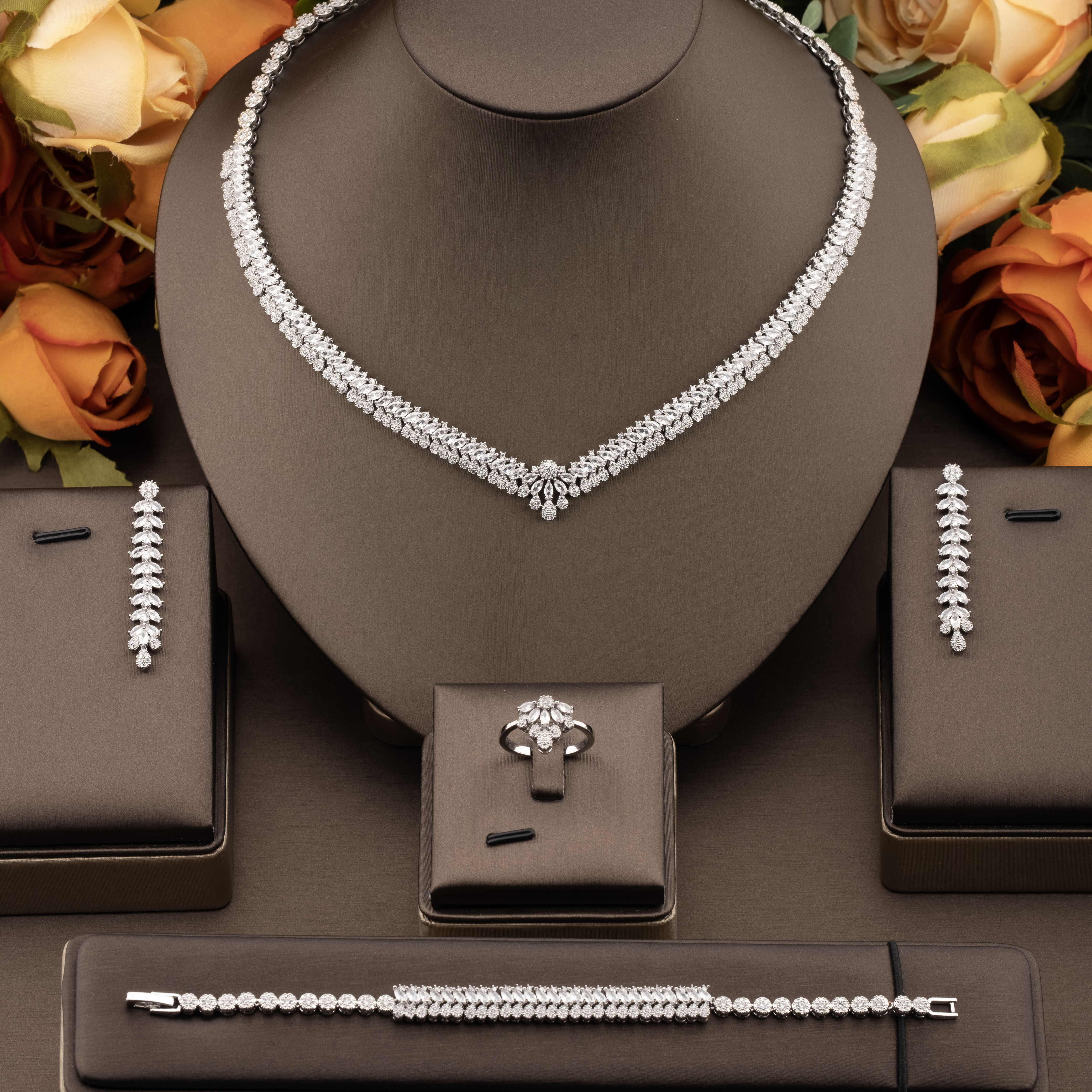 A set of luxurious and dazzling cubic zirconia V-neck small teardrop jewelry is suitable for ladies to wear at their weddings