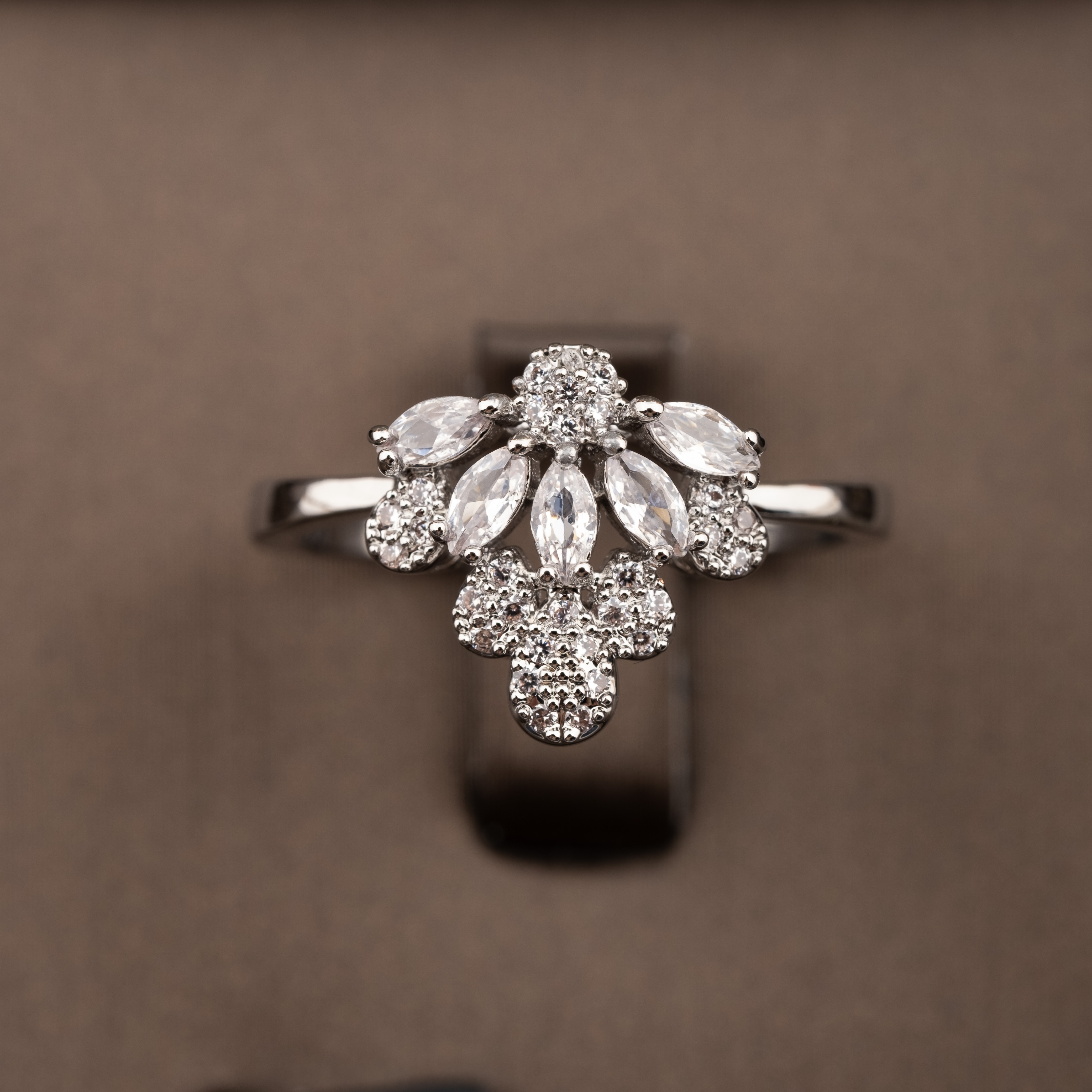 A set of luxurious and dazzling cubic zirconia V-neck small teardrop jewelry is suitable for ladies to wear at their weddings Application Scenario
