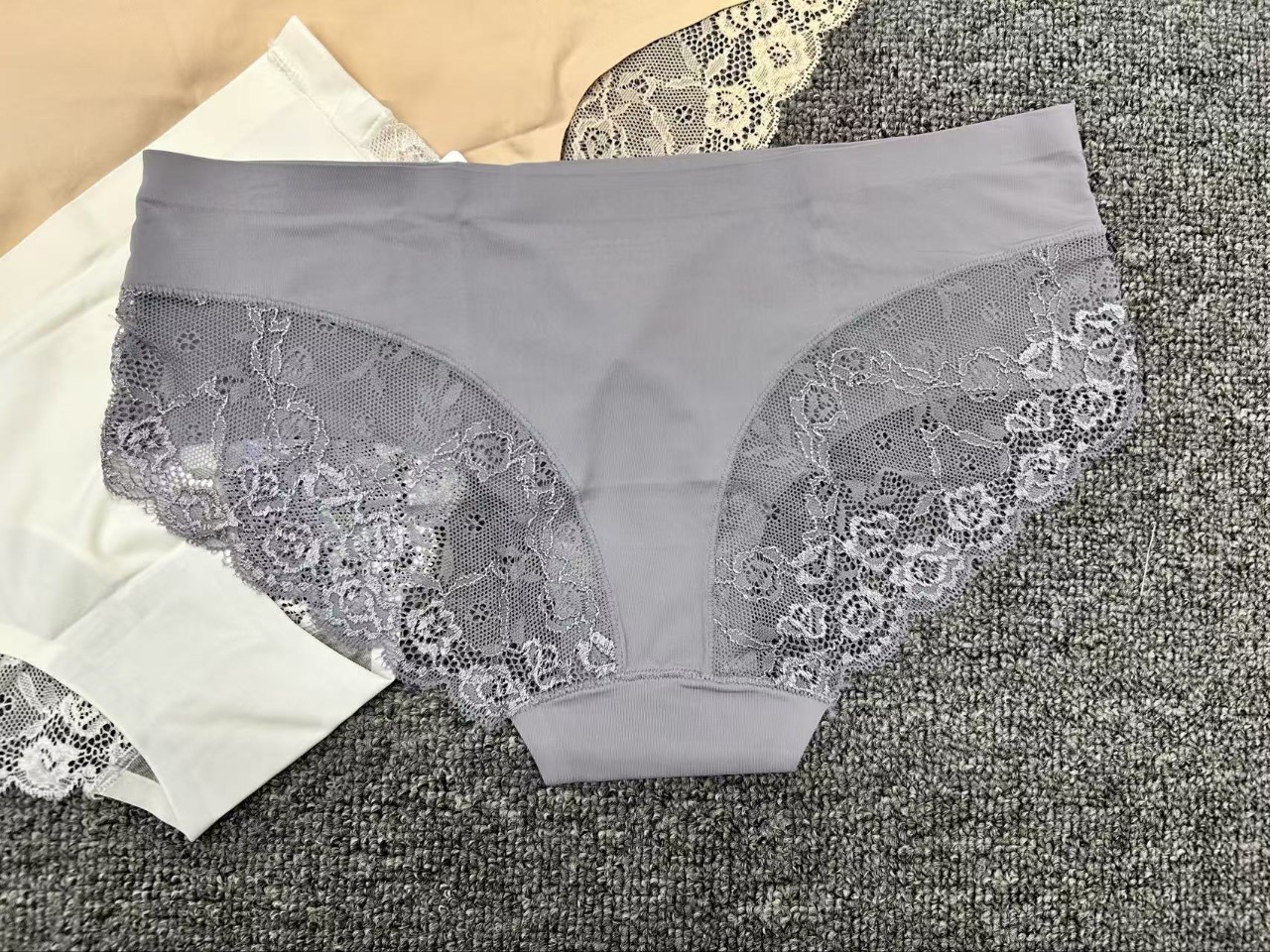 U0153# Foreign trade inventory Seamless Underwear, women's ice Silk breathable seamless underwear, mid-waist triangle underwear, lace underwear, women's three-in-one pants, QNI Item Picture