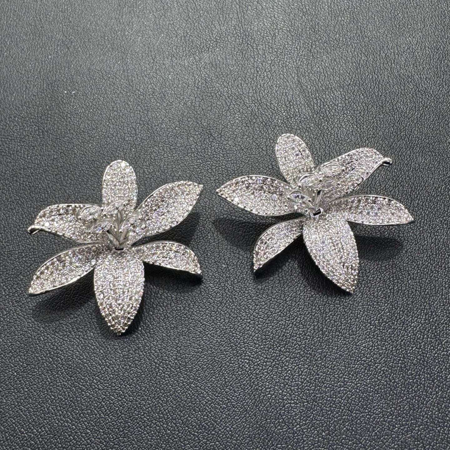 Floral design sense, fashionable, light luxury, grand and dynamic, slightly inlaid with light layers, classic zircon color earrings Application Scenario