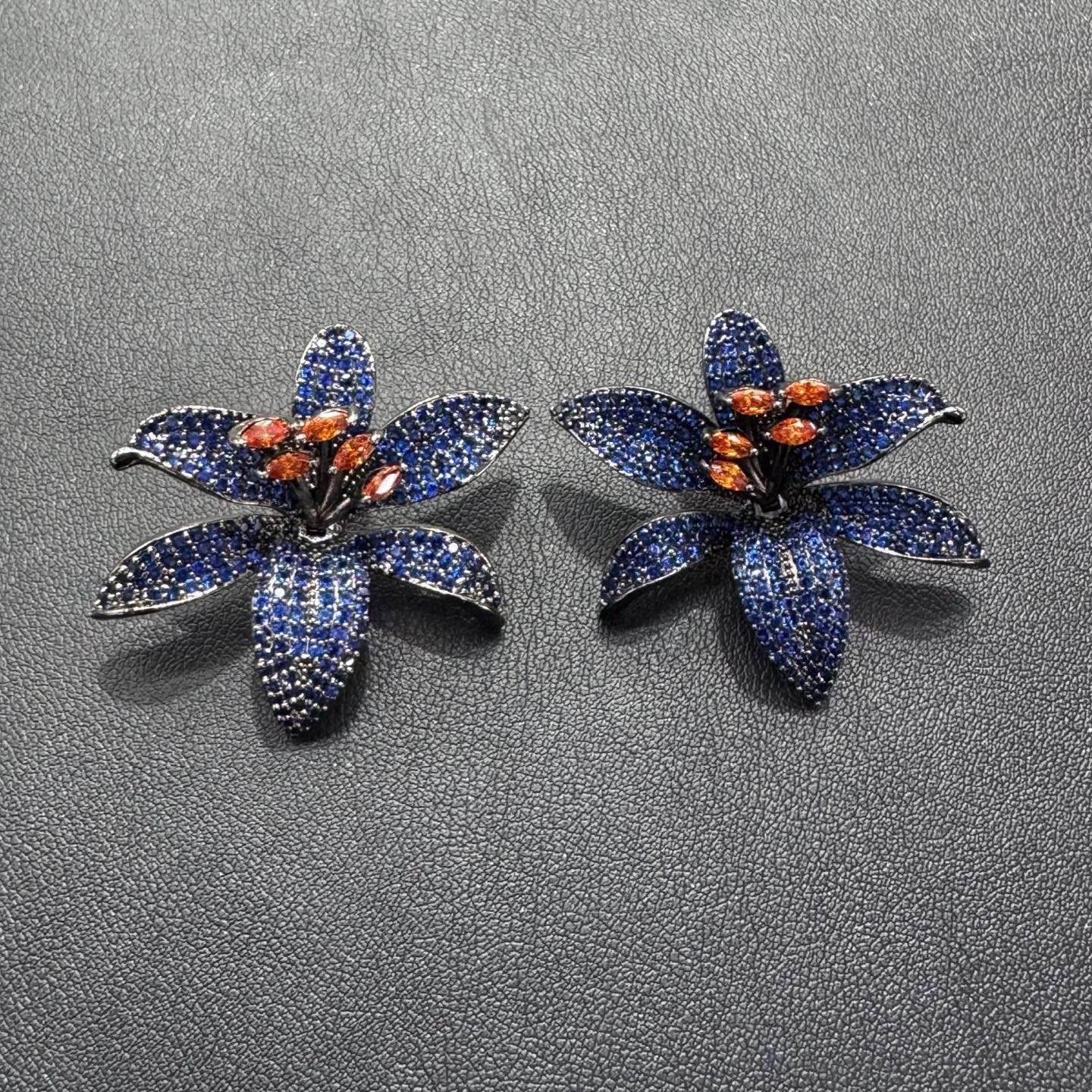 Floral design sense, fashionable, light luxury, grand and dynamic, slightly inlaid with light layers, classic zircon color earrings detail image 3