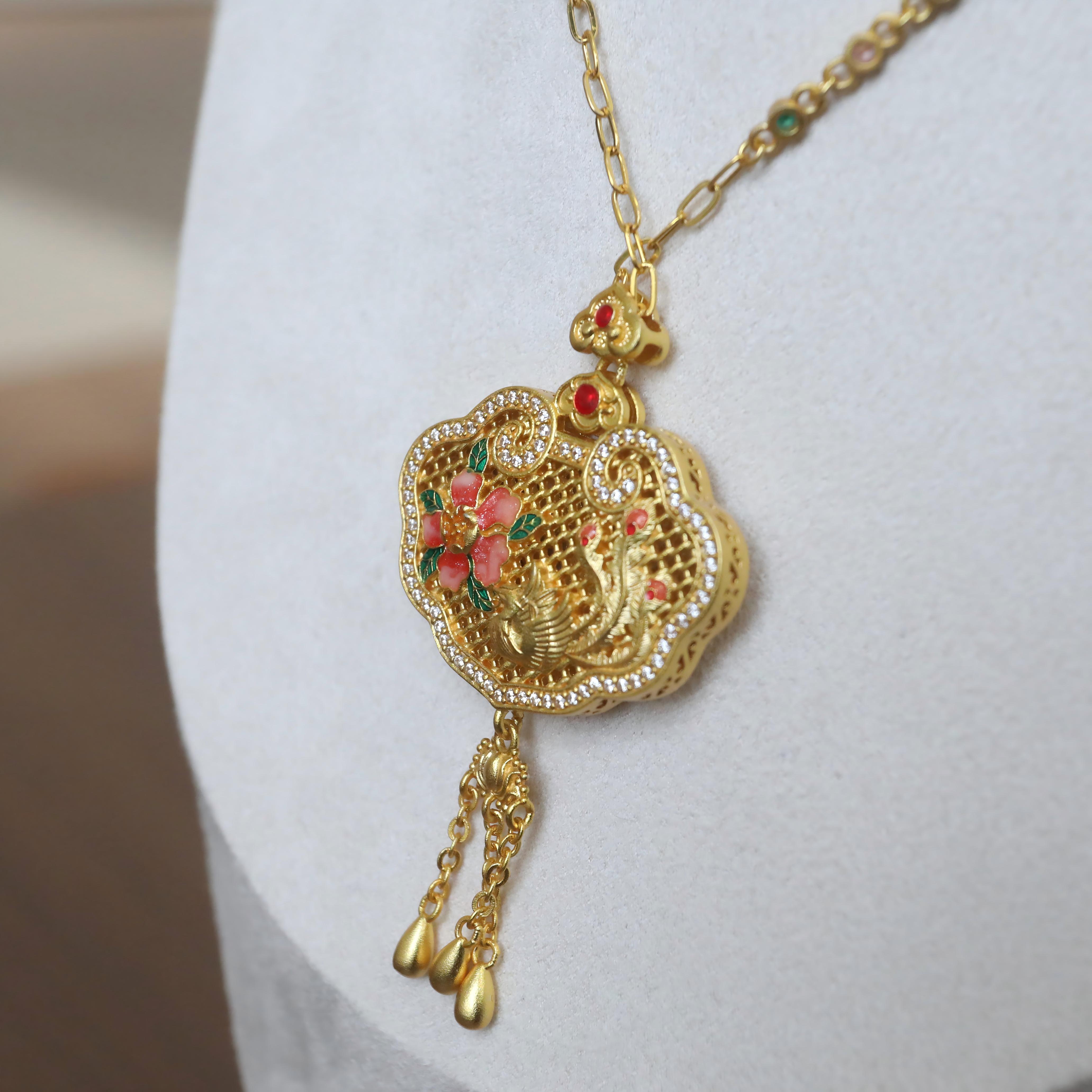 Golden hollowed-out window display phoenix flower pendant necklace, pearl lanyard, short elegant jewelry for women, classic style Application Scenario