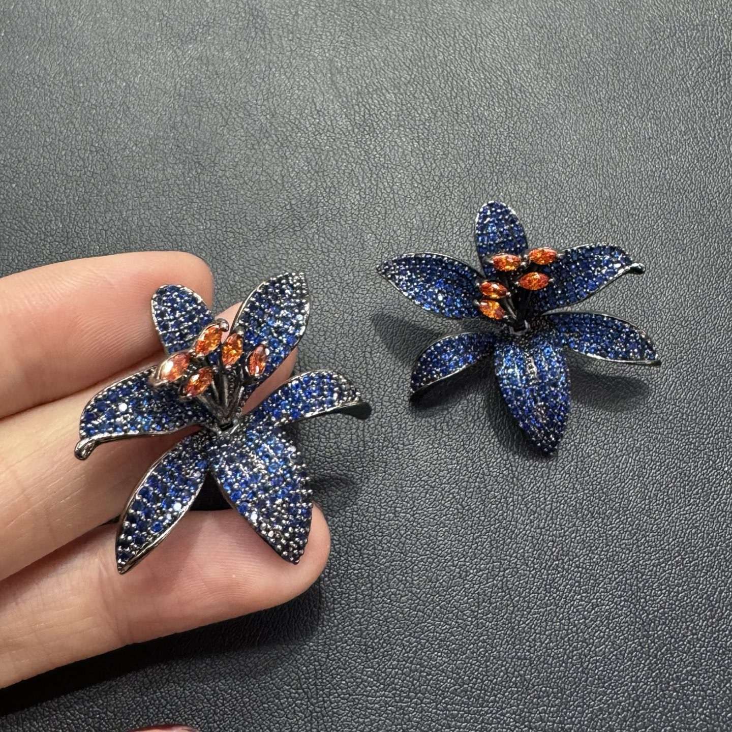 Floral design sense, fashionable, light luxury, grand and dynamic, slightly inlaid with light layers, classic zircon color earrings details Picture